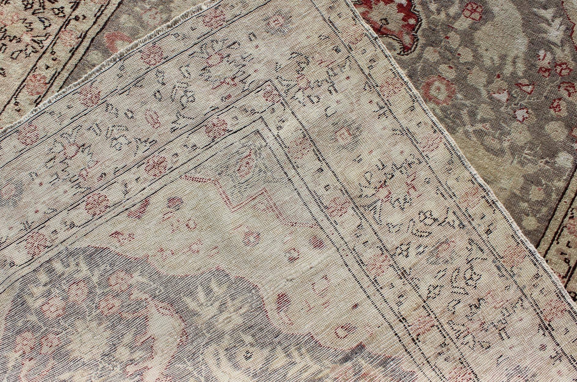 Türkischer Oushak-Teppich mit floralen Motiven in Creme, Rosa und Rot auf grauem Feld (20. Jahrhundert) im Angebot