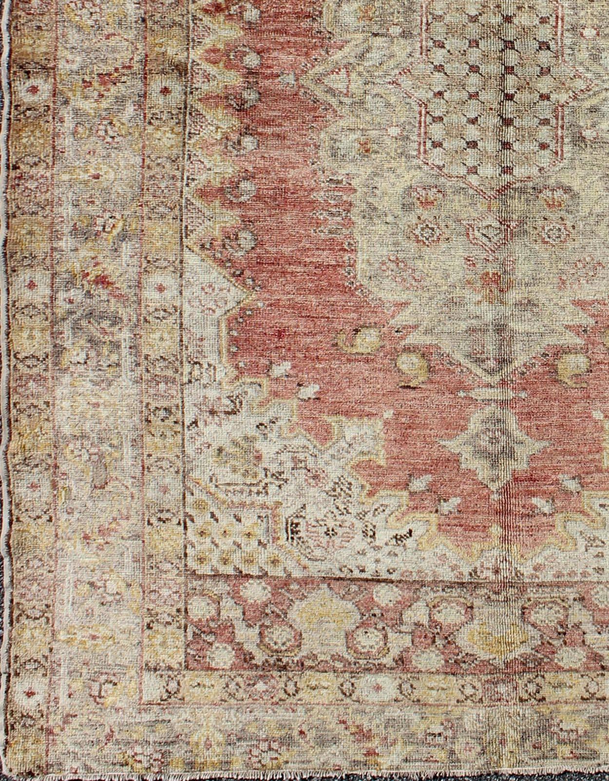 Turkish Antique Sevas Rug with Fine Weave in Cream and Red
rug/na-63181, origin/turkey

This antique Sevas rug features a intricately beautiful design. The multi-layered medallion is complemented by four cornices. The various shades of cream, sand,