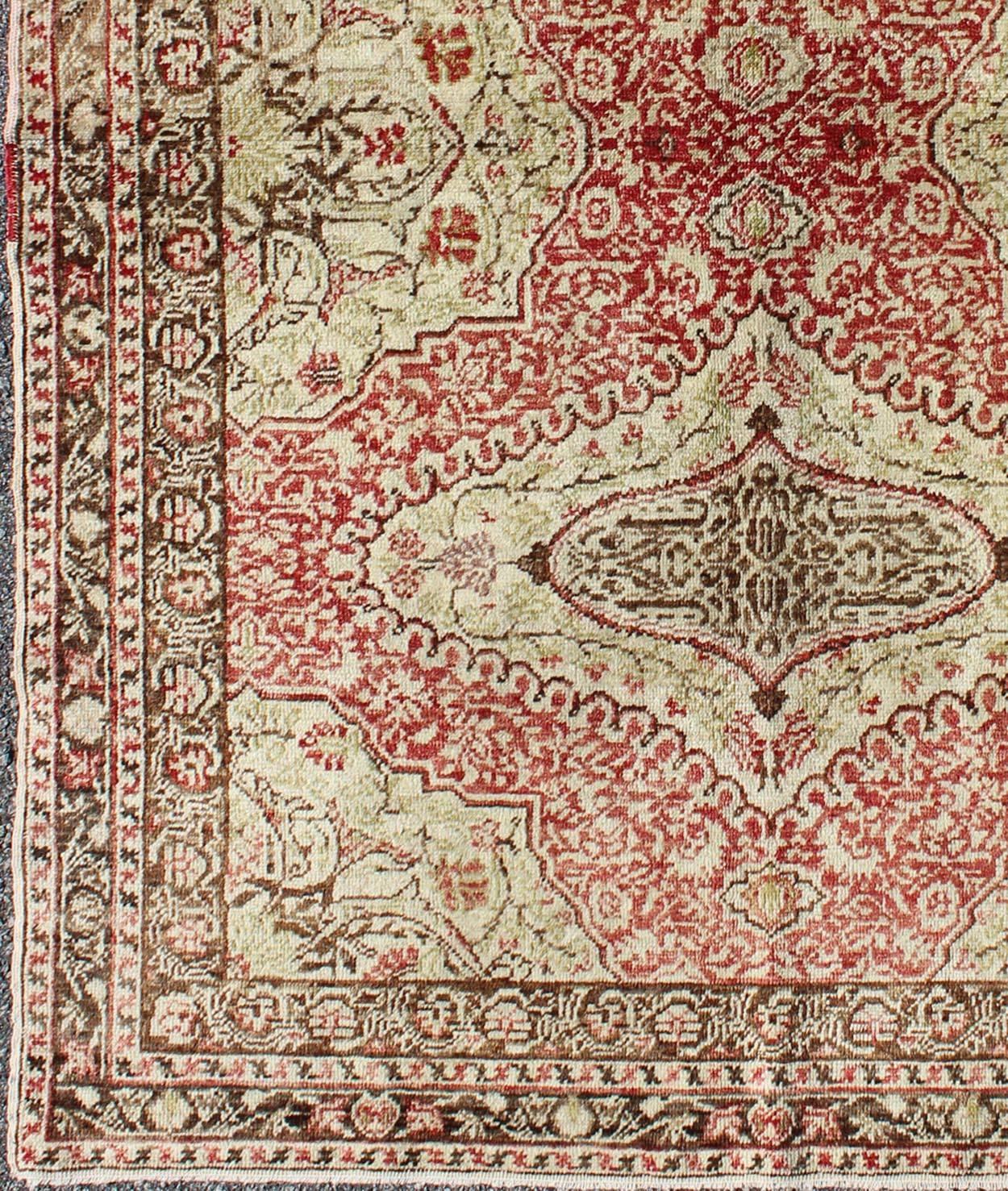 Fine Turkish Sivas Rug with Classic Medallion Design
rug/na-63179,  origin/turkey

Sivas carpets are made with classically-derived  patterns of medallions and all-over designs utilizing palmettes and vine scrolls. This exquisite, Classic