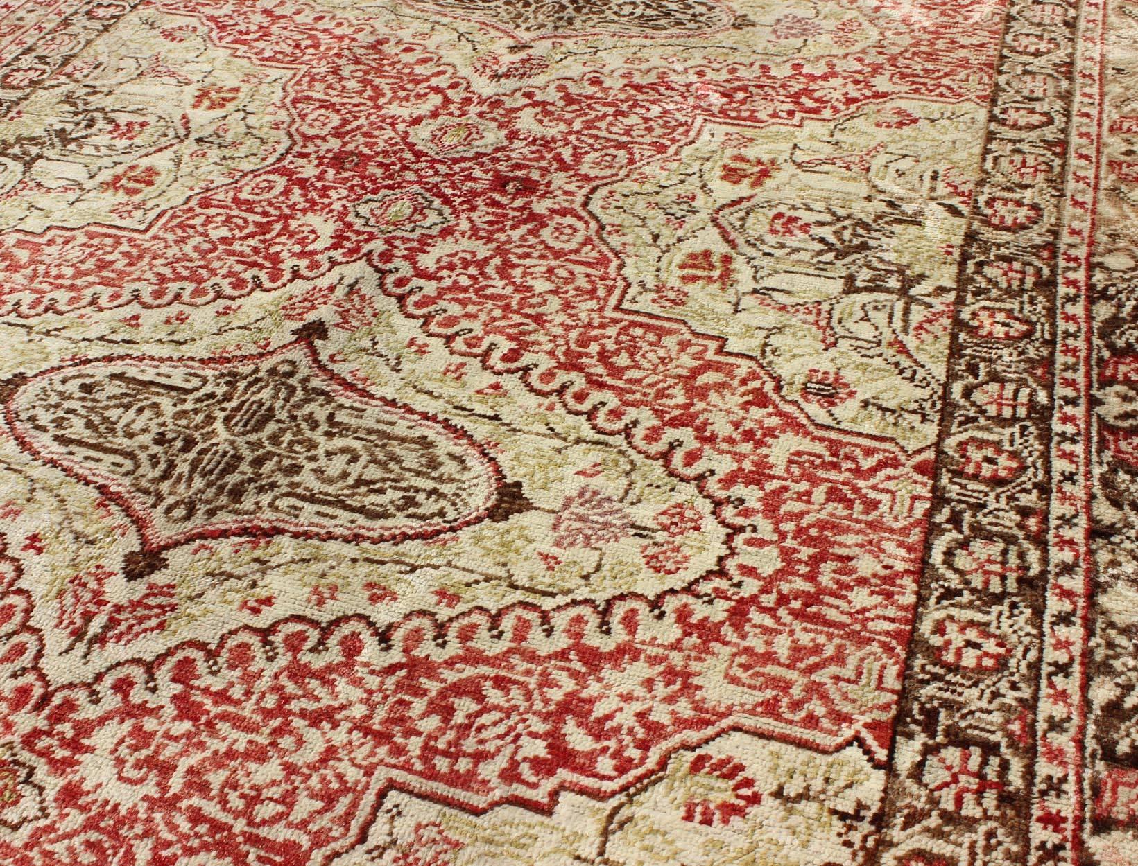 Fine Turkish Sivas Rug with Classic Medallion Design in Red, Ivory and Green In Excellent Condition For Sale In Atlanta, GA