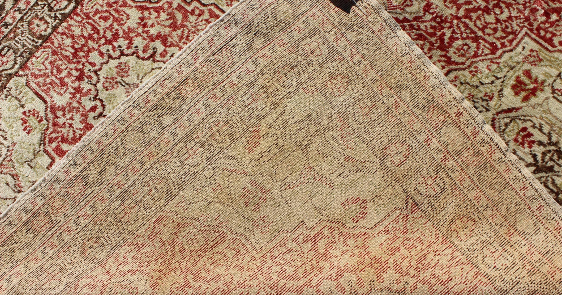 20th Century Fine Turkish Sivas Rug with Classic Medallion Design in Red, Ivory and Green For Sale