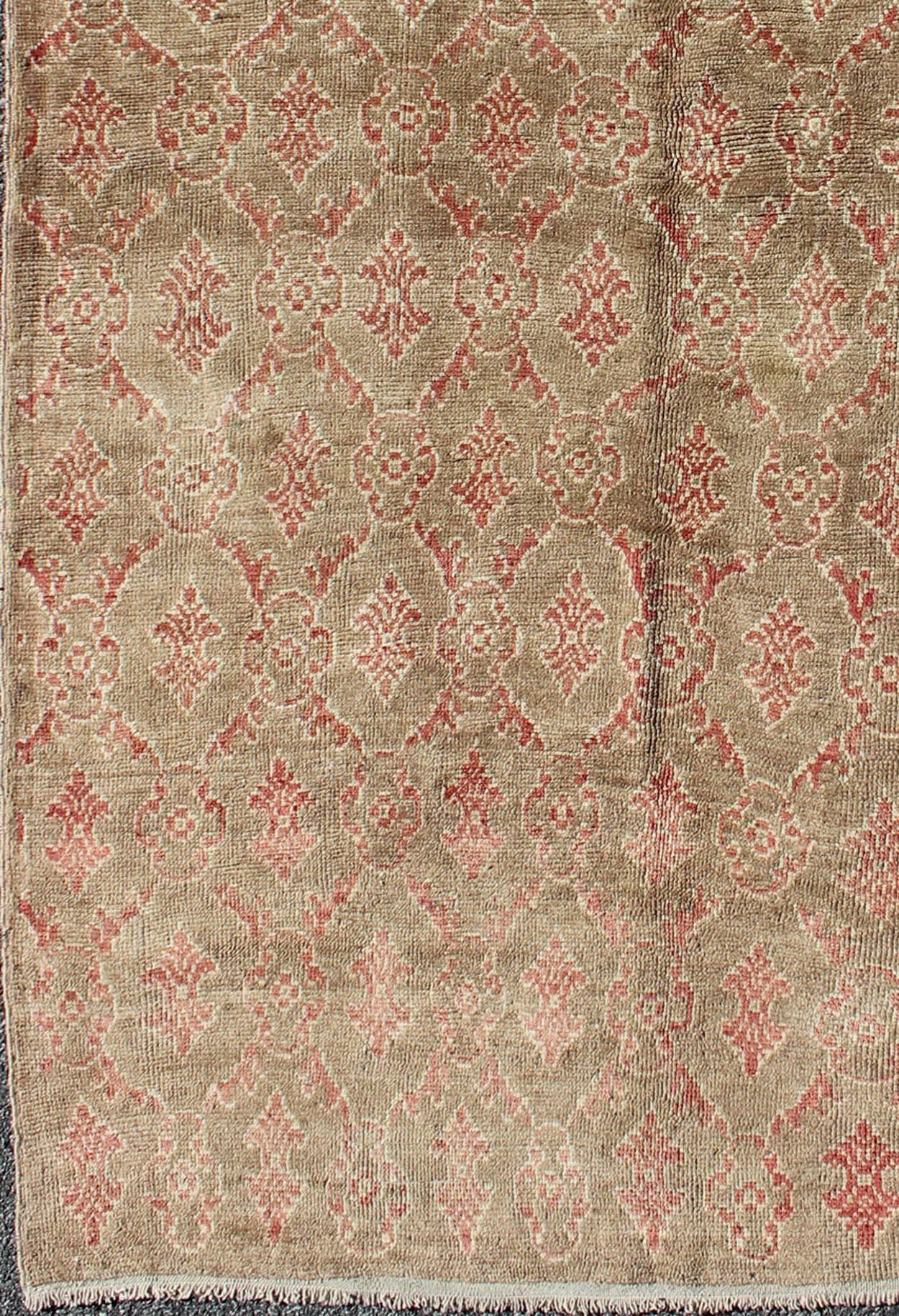 Vintage Tulu Turkish with All-Over Design in Red
rug/has-1777, origin/turkey

This unique Mid-Century Tulu carpet displays an all-over repeating pattern design set on a light tan field. Accent colors include red and cream.
Measures: 4'6 x 8'3.