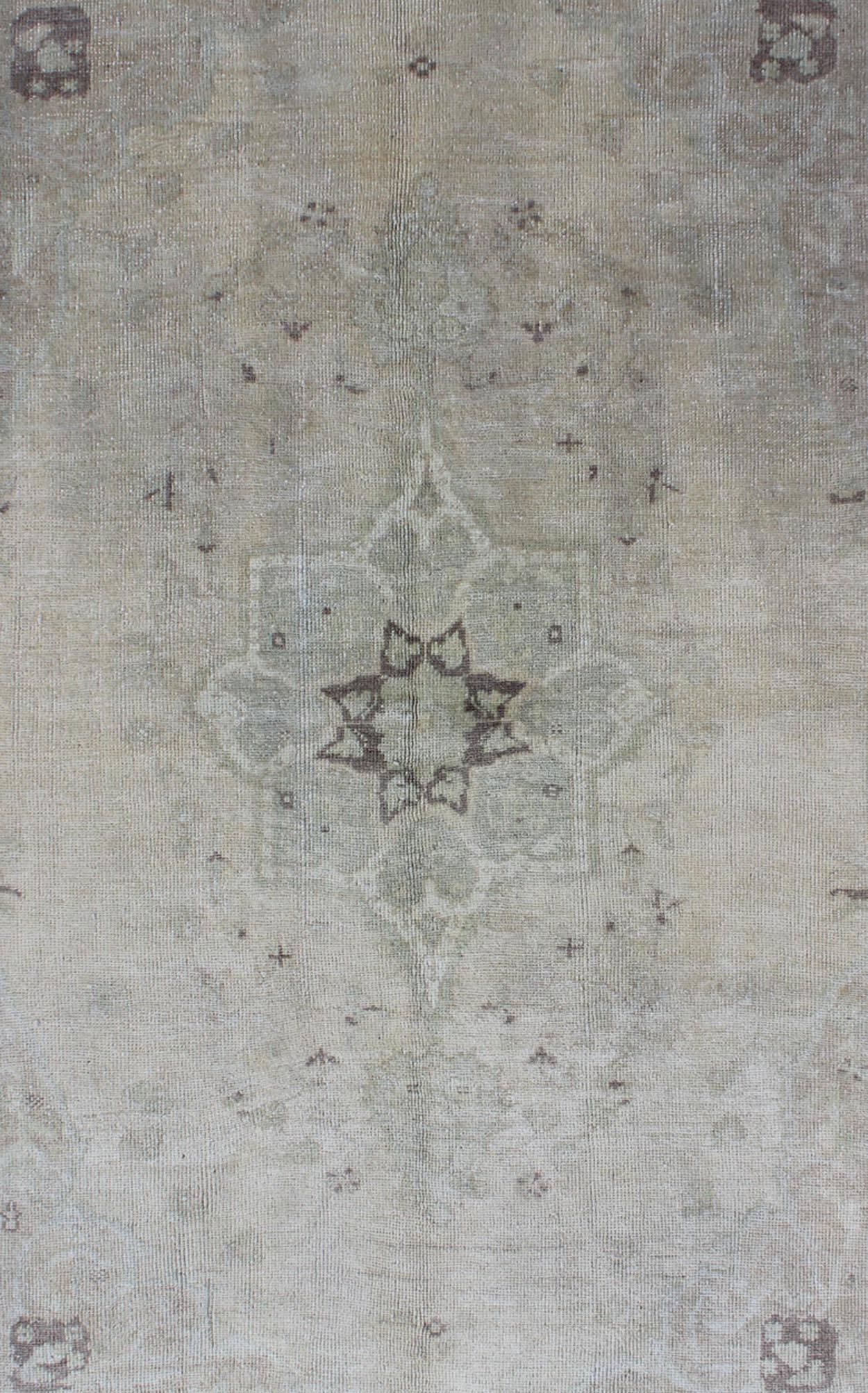 Mutierter türkischer Oushak-Teppich mit Medaillonmuster in Grau, Sand und Taupe in der Mitte (Türkisch) im Angebot