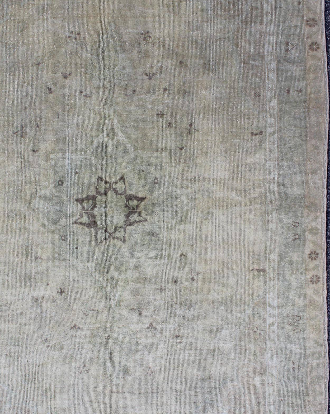 Muted Turkish Oushak Carpet with Center Medallion Design in Grey, Sand & Taupe In Excellent Condition For Sale In Atlanta, GA