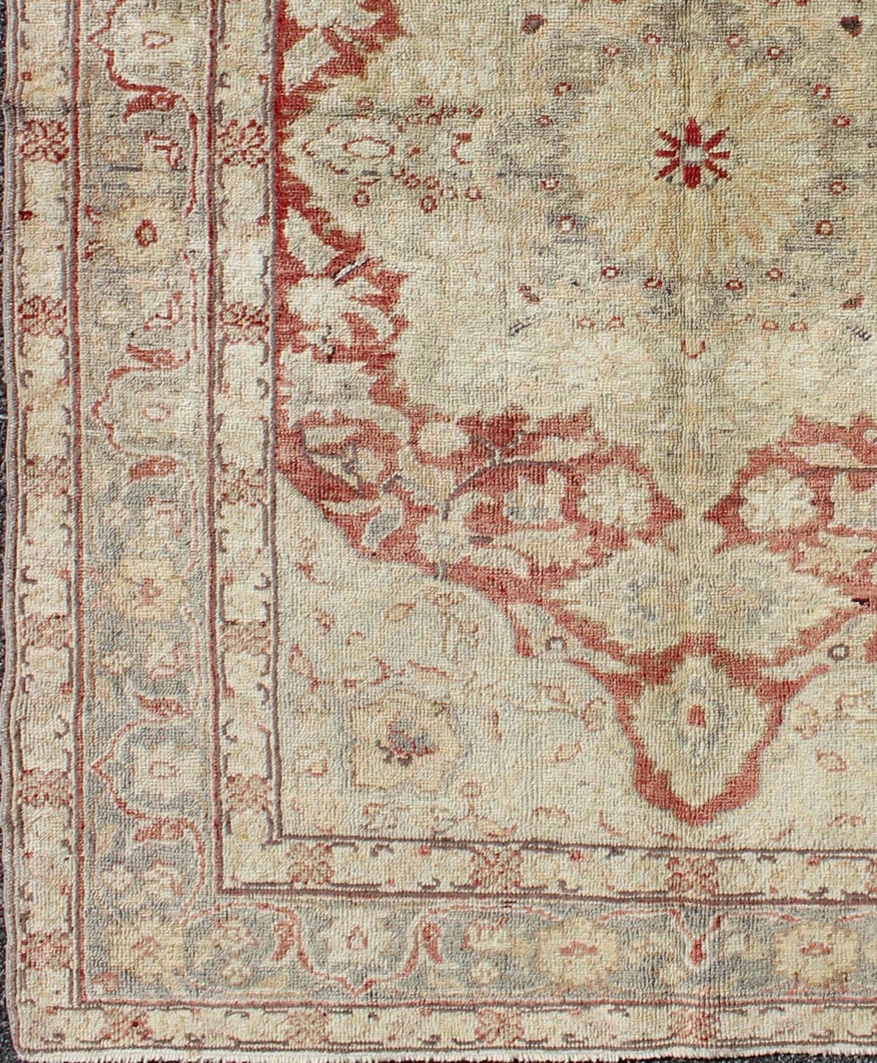 Feiner türkischer Oushak-Teppich mit Medaillon in der Mitte in Hellrot 
rug/na-63630,  herkunft: Truthahn

Dieser spektakuläre türkische Oushak ist ein prächtiges Beispiel für den königlichen Geschmack, der nach Perfektion in Bezug auf