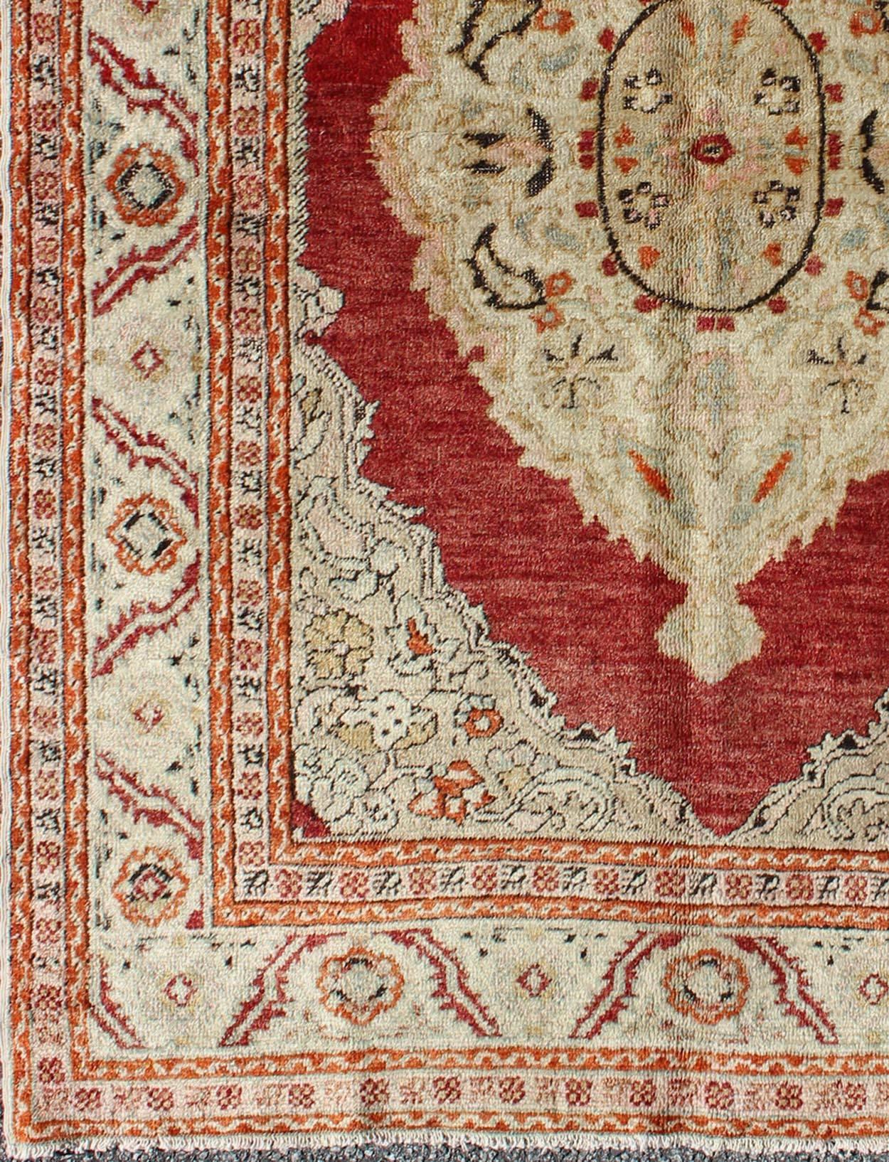 Antiker Oushak-Teppich mit botanischen Motiven in Elfenbein und Hellrot
rug/na-74560,  herkunft/Türkei

Dieser spektakuläre antike türkische Oushak ist ein prächtiges Beispiel für den königlichen Geschmack, der nach Perfektion in Bezug auf