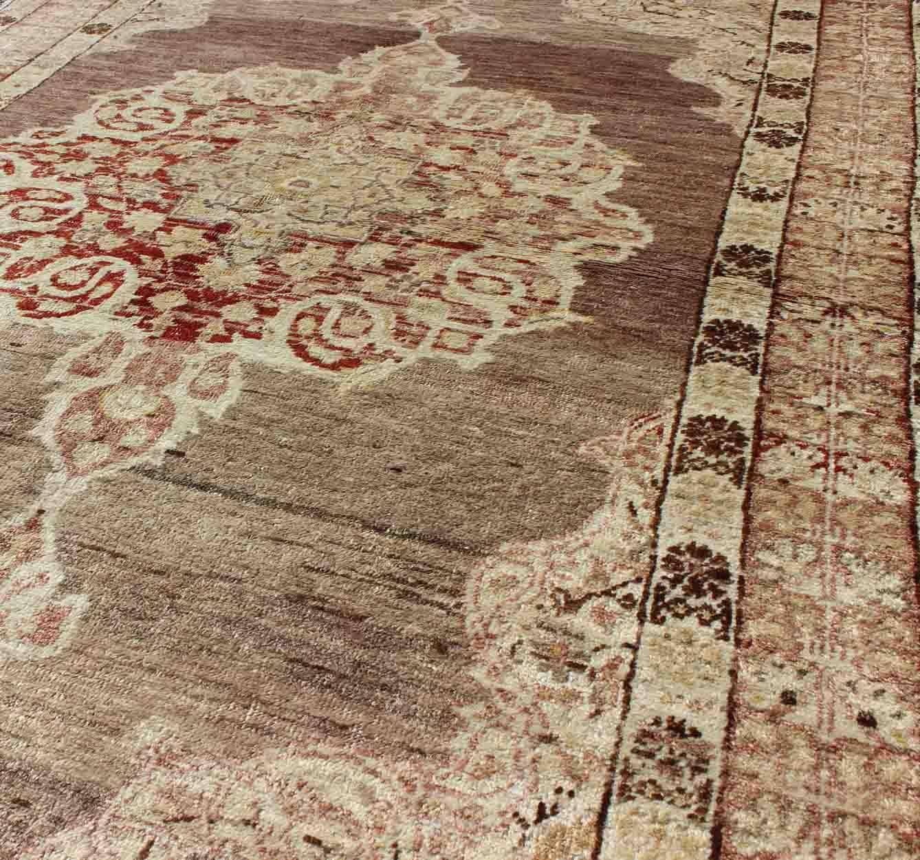 Oushak Vintage-Teppich mit Mittelmedaillon in Aubergine im Zustand „Hervorragend“ im Angebot in Atlanta, GA