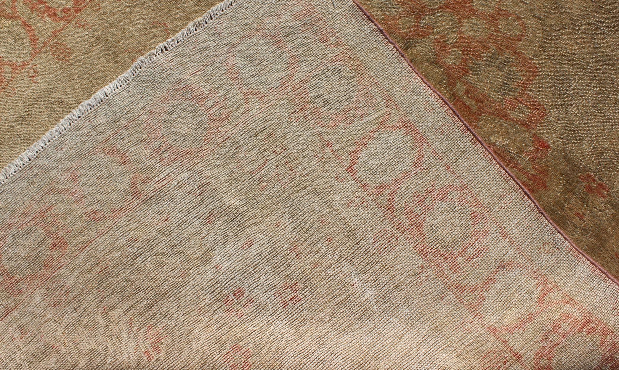 Muted Fine-Weave Sivas Rug with Botanical and Floral Elements in Red & Tan In Excellent Condition For Sale In Atlanta, GA