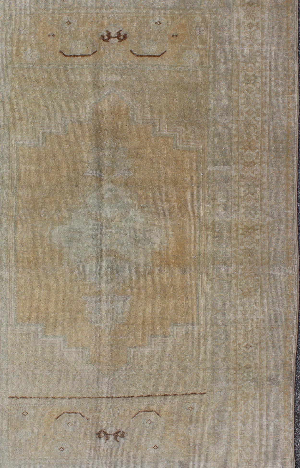 Faded Turkish Oushak Carpet with Geometric Floral Motifs in Tan, Yellow & Gray In Good Condition For Sale In Atlanta, GA