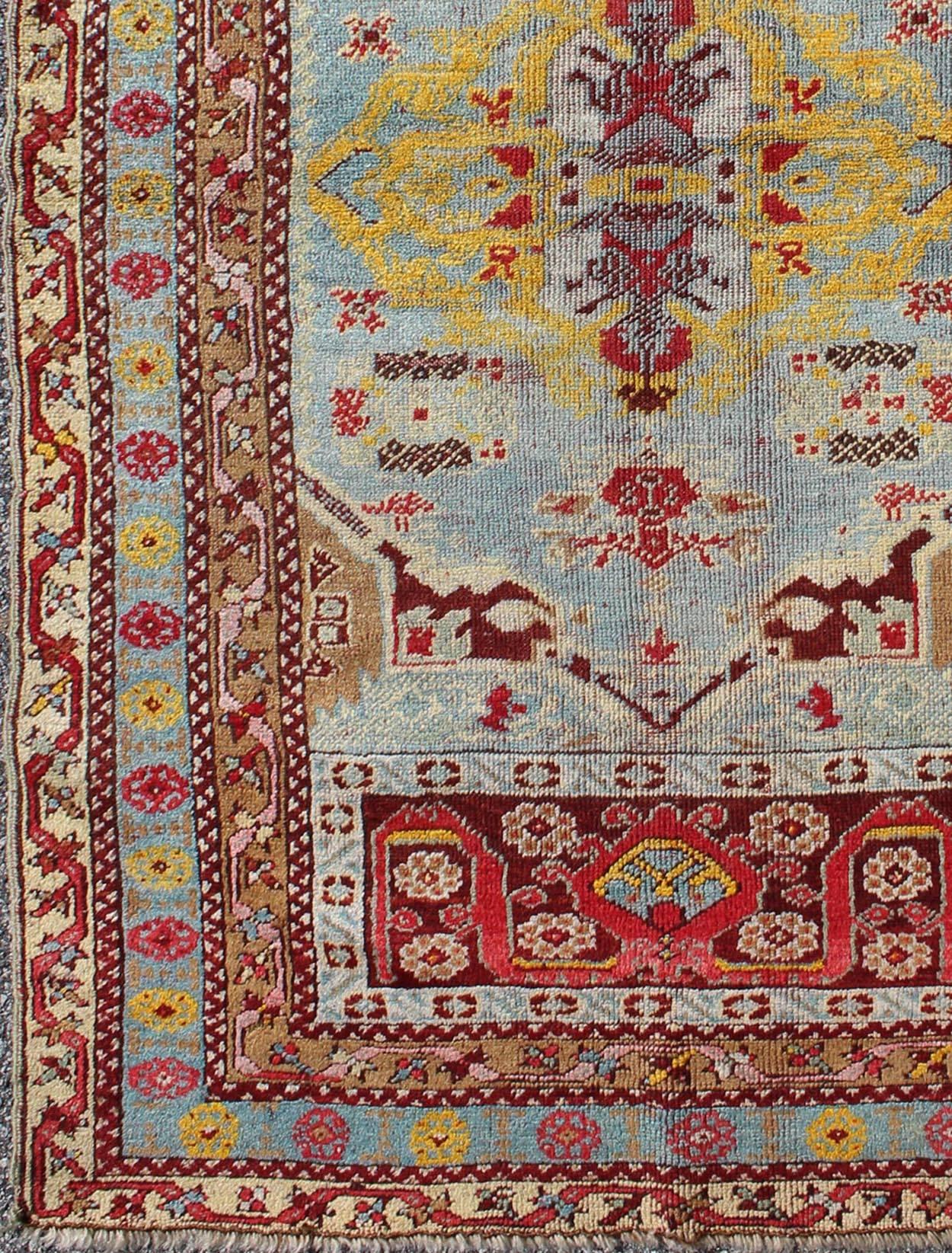 Medaillon-Design Antiker türkischer Oushak-Teppich mit lebhafter Farbpalette in Hellblau, Rot, Gelb/Gold und Braun.
 
Maße: 3'3 x 5'5

Antiker türkischer Oushak-Teppich mit hellblauem Hintergrund und Bordüre. Keivan Woven Arts/ rug/D-0925,