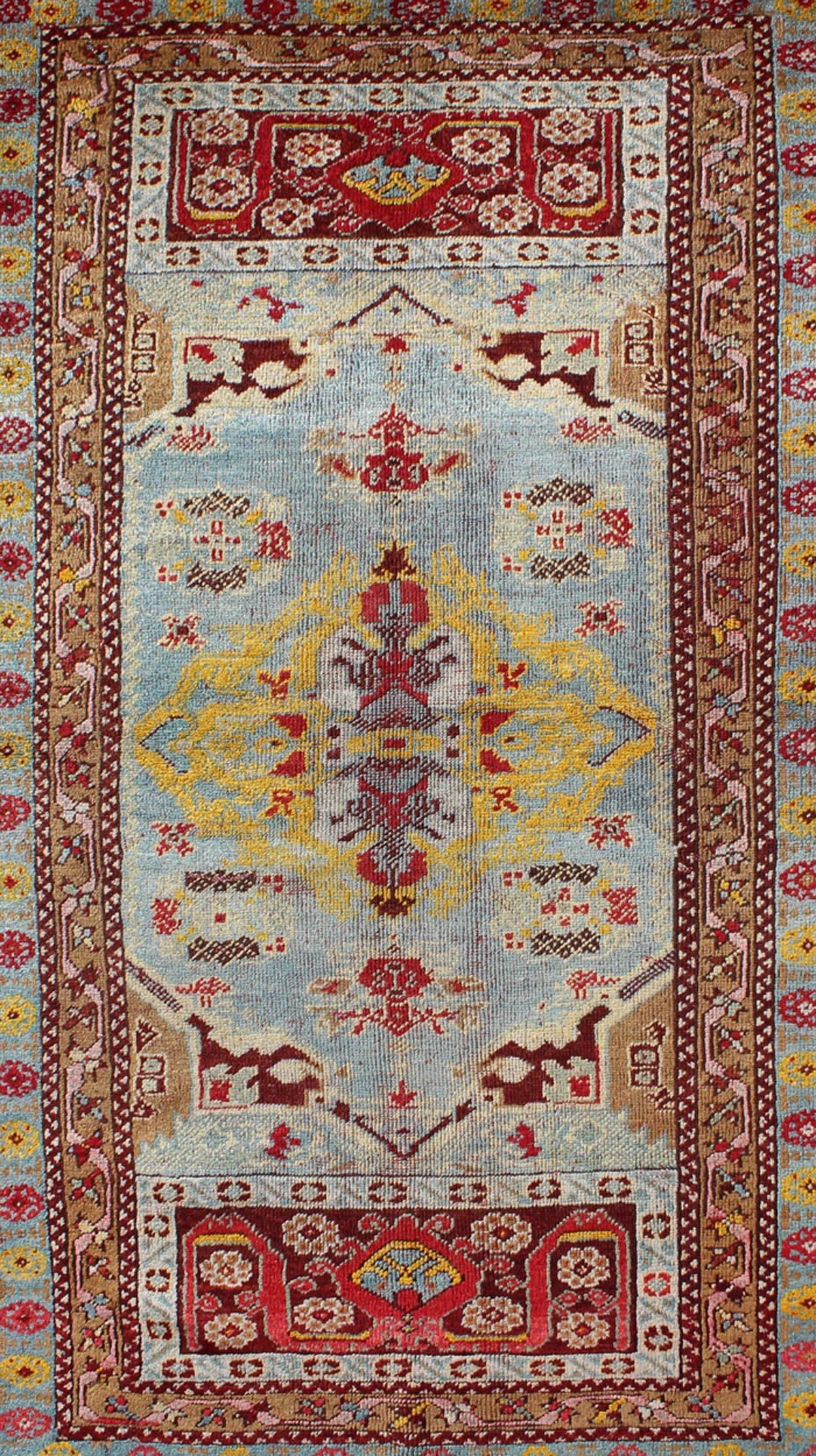 Antiker türkischer Oushak-Teppich mit lebhafter Farbpalette und Medaillon-Design (Türkisch) im Angebot