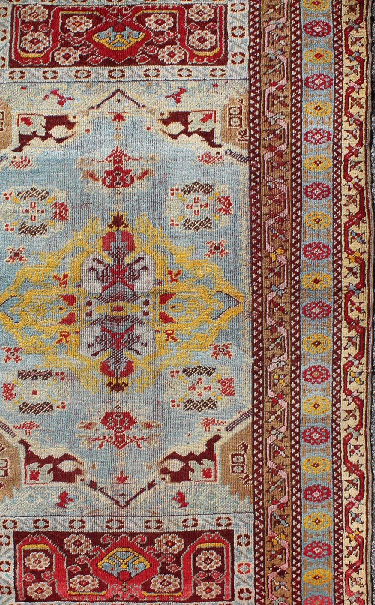 Antiker türkischer Oushak-Teppich mit lebhafter Farbpalette und Medaillon-Design (Handgeknüpft) im Angebot