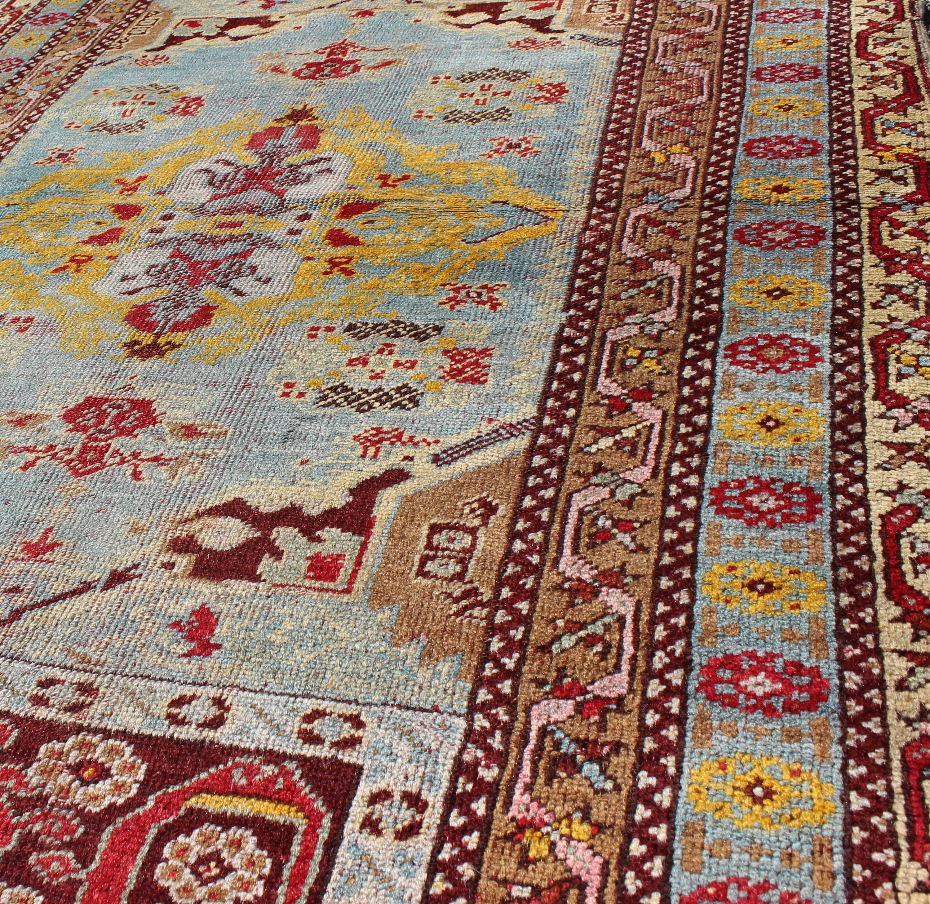 Antiker türkischer Oushak-Teppich mit lebhafter Farbpalette und Medaillon-Design im Zustand „Gut“ im Angebot in Atlanta, GA