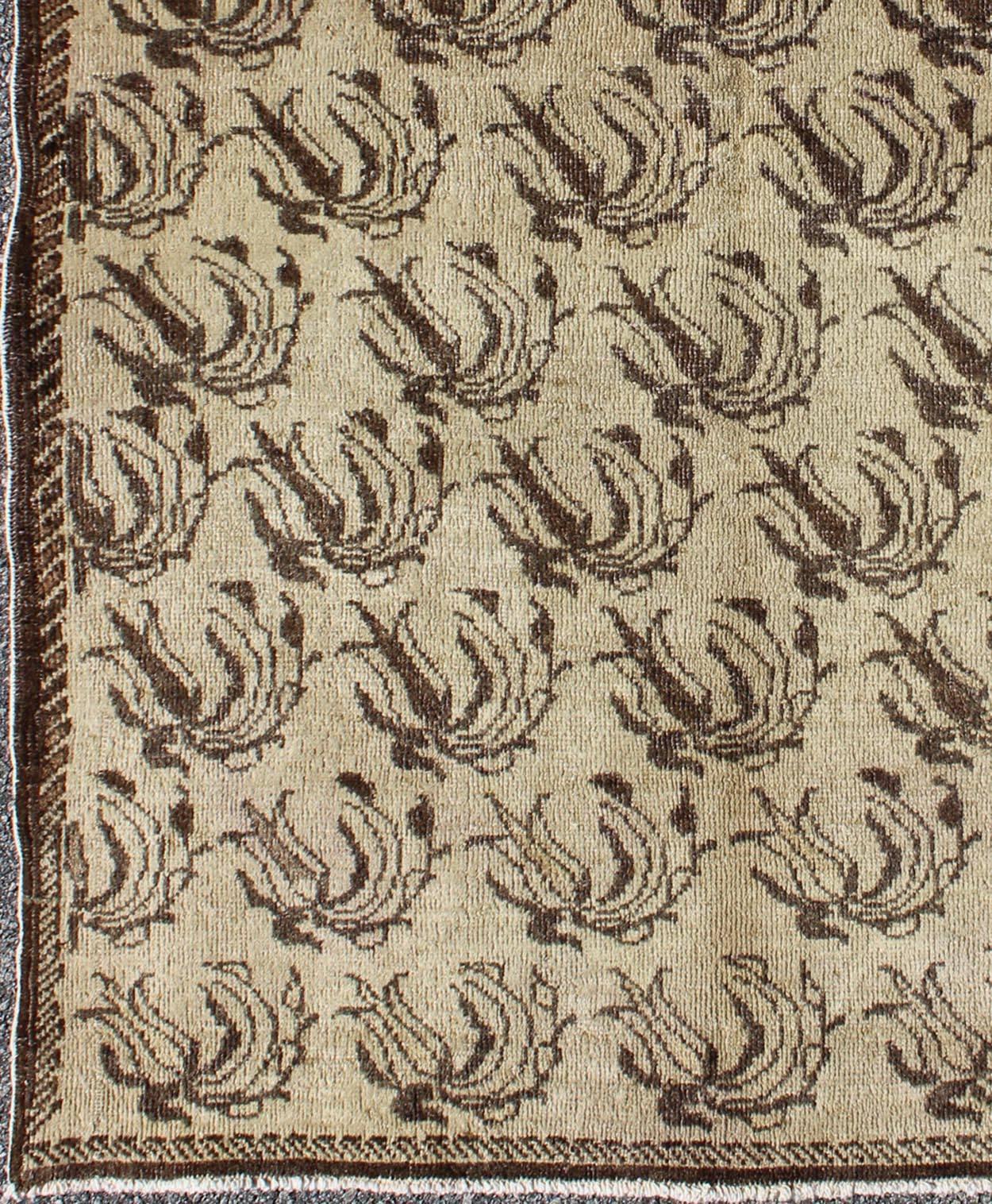 Tapis turc vintage dans les tons bruns
rug/tu-isa-7,   origine/turquie 

Le motif de ce magnifique tapis Oushak est un motif de fleurs en brun sur un fond beige.
Mesures : 3'10 x 5'8.