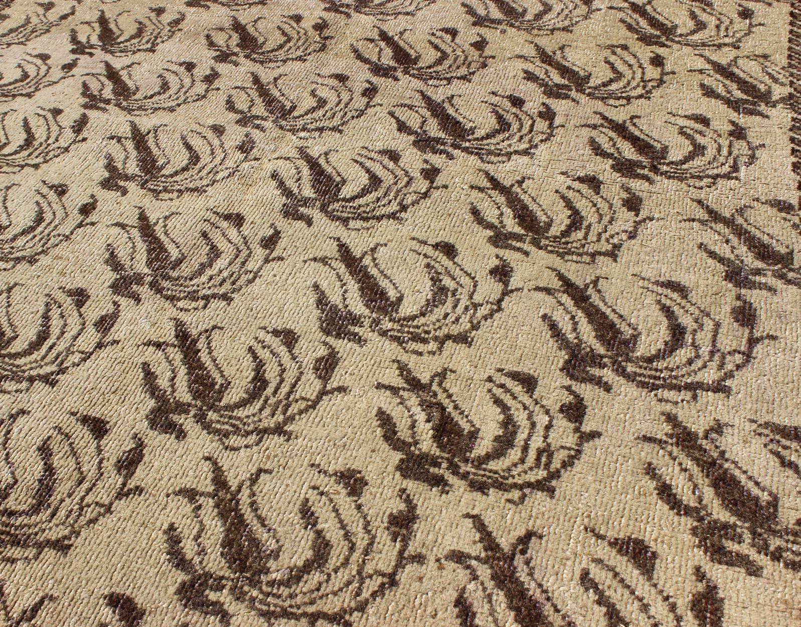 Noué à la main Tapis turc à motifs floraux sur toute sa surface en nuances de marron en vente