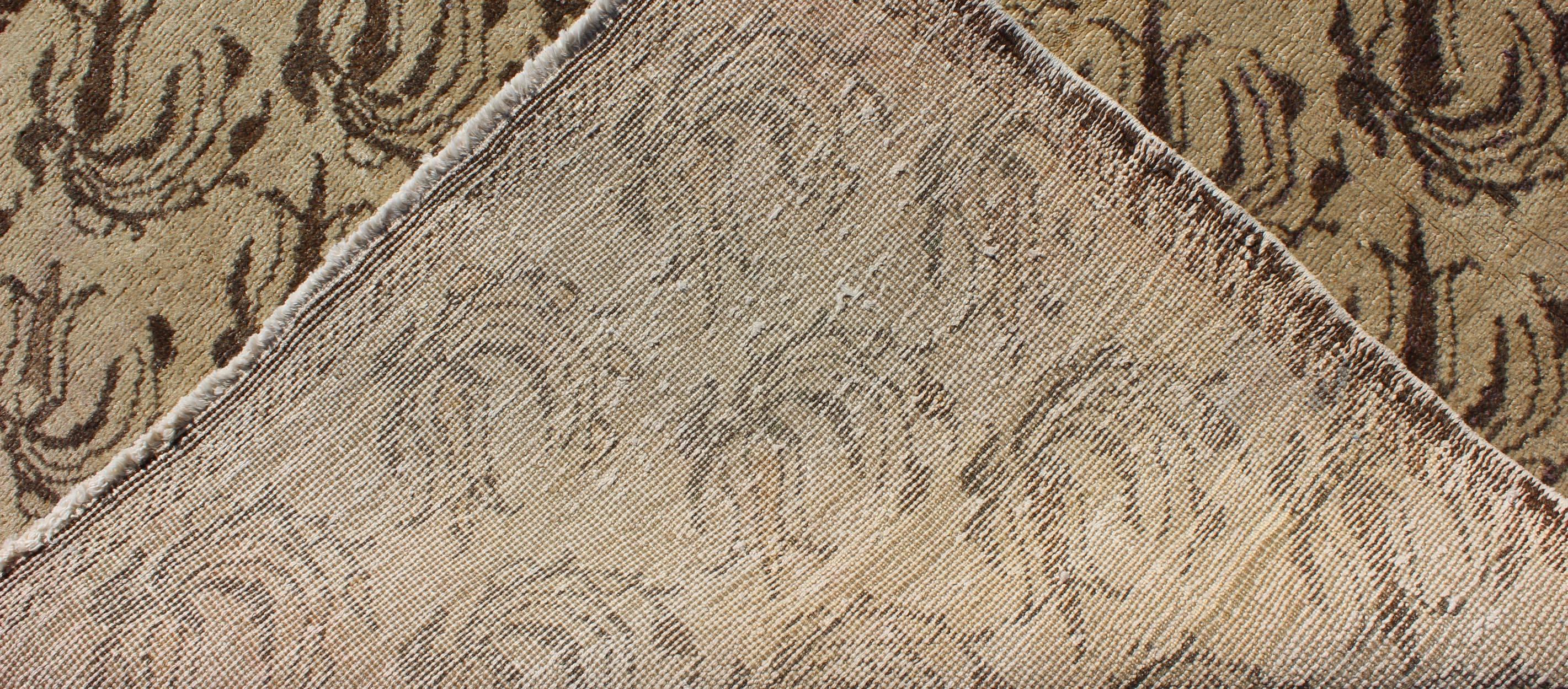Tapis turc à motifs floraux sur toute sa surface en nuances de marron Bon état - En vente à Atlanta, GA