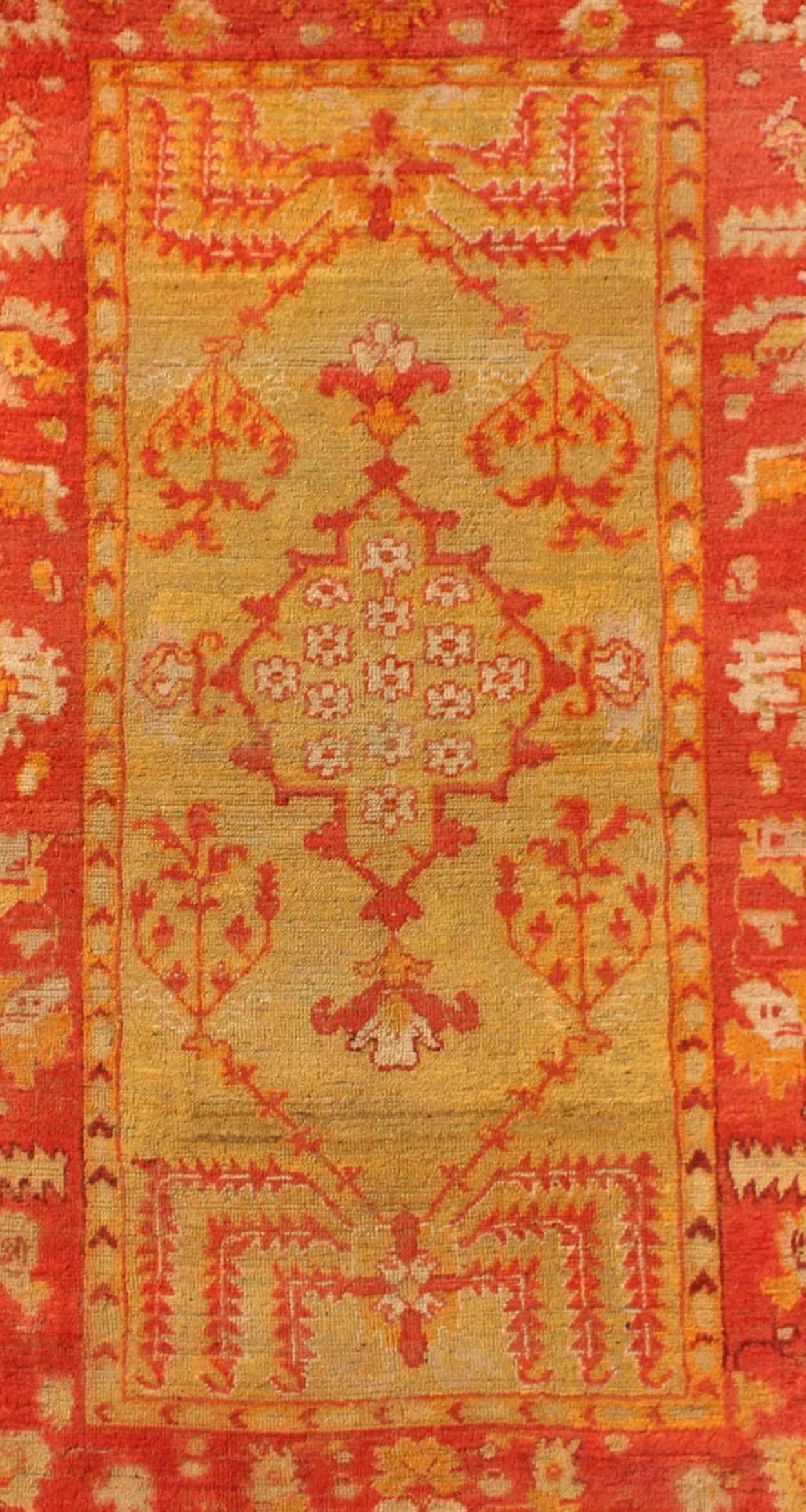 Antiker türkischer Oushak-Teppich mit Weidenbäumen-Design in Orange, Rot und Gelb-Grün (Türkisch) im Angebot