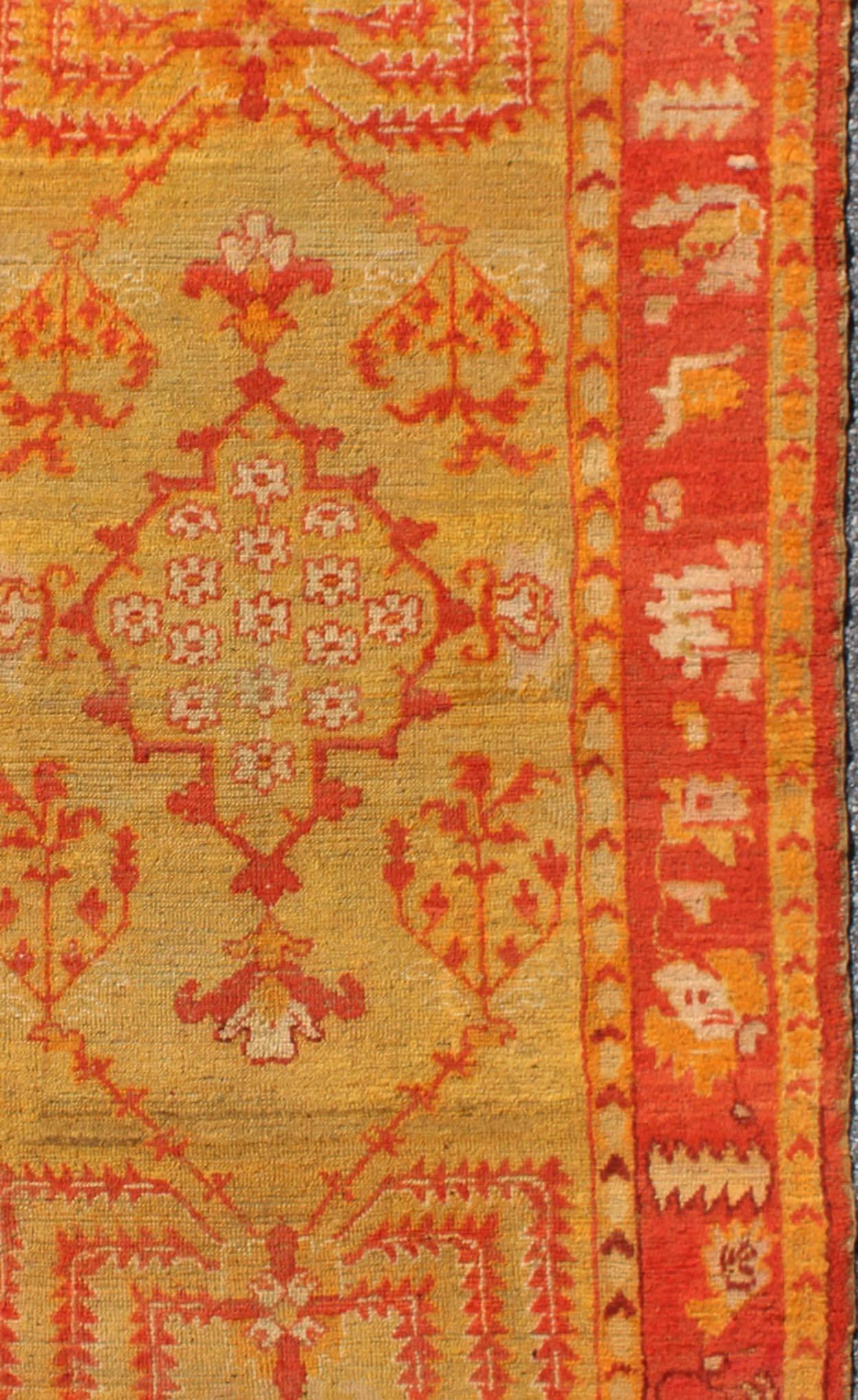 Antiker türkischer Oushak-Teppich mit Weidenbäumen-Design in Orange, Rot und Gelb-Grün (Handgeknüpft) im Angebot