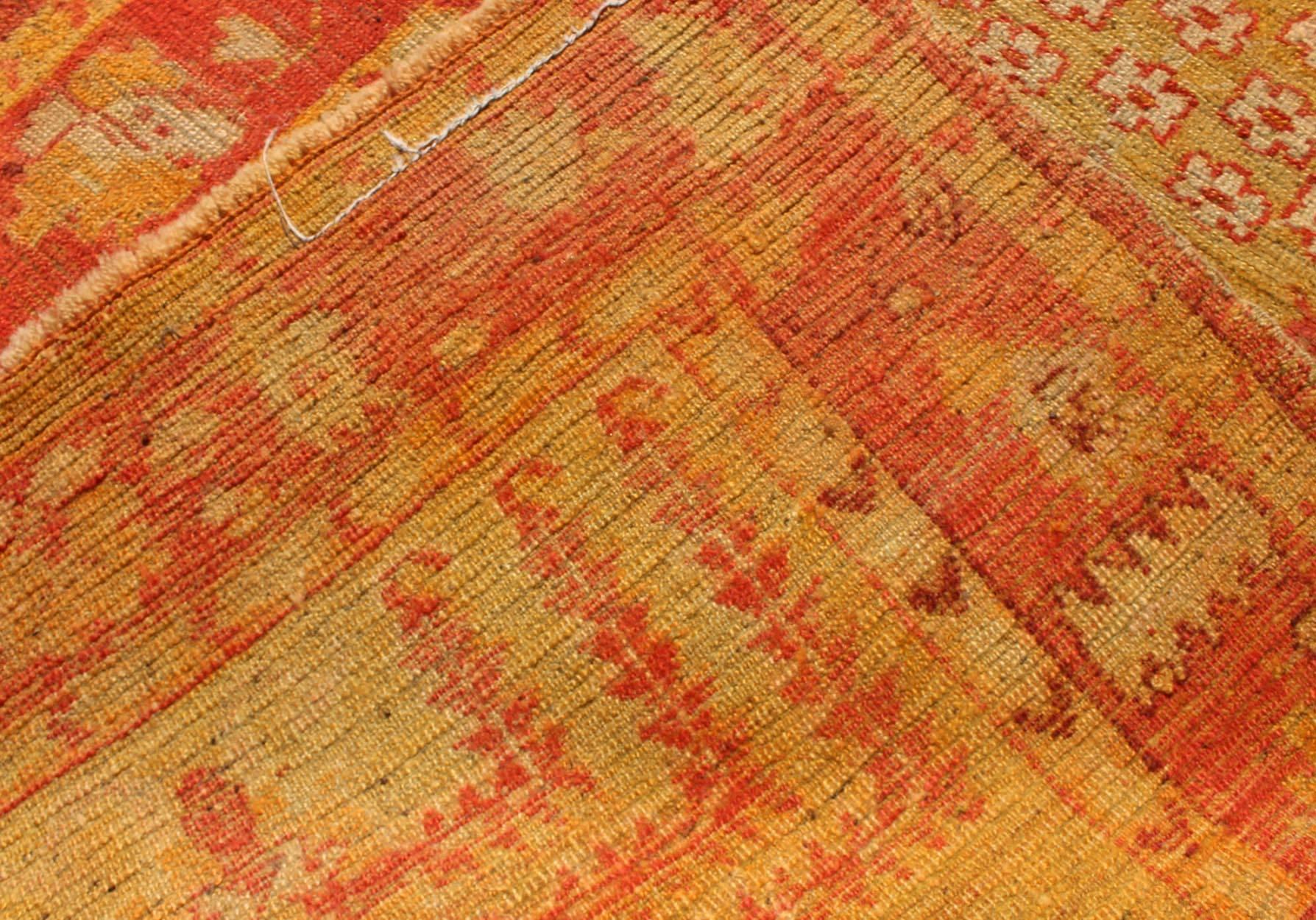 Antiker türkischer Oushak-Teppich mit Weidenbäumen-Design in Orange, Rot und Gelb-Grün (Frühes 20. Jahrhundert) im Angebot