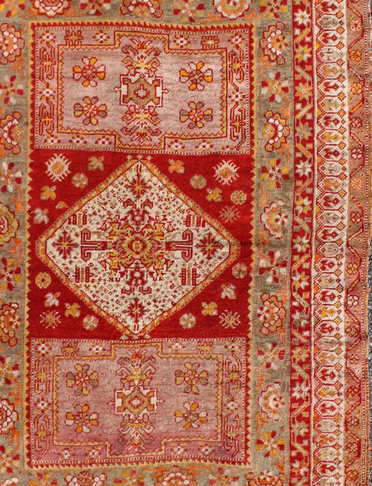Noué à la main Tapis turc ancien d'Oushak aux motifs floraux et géométriques colorés en vente