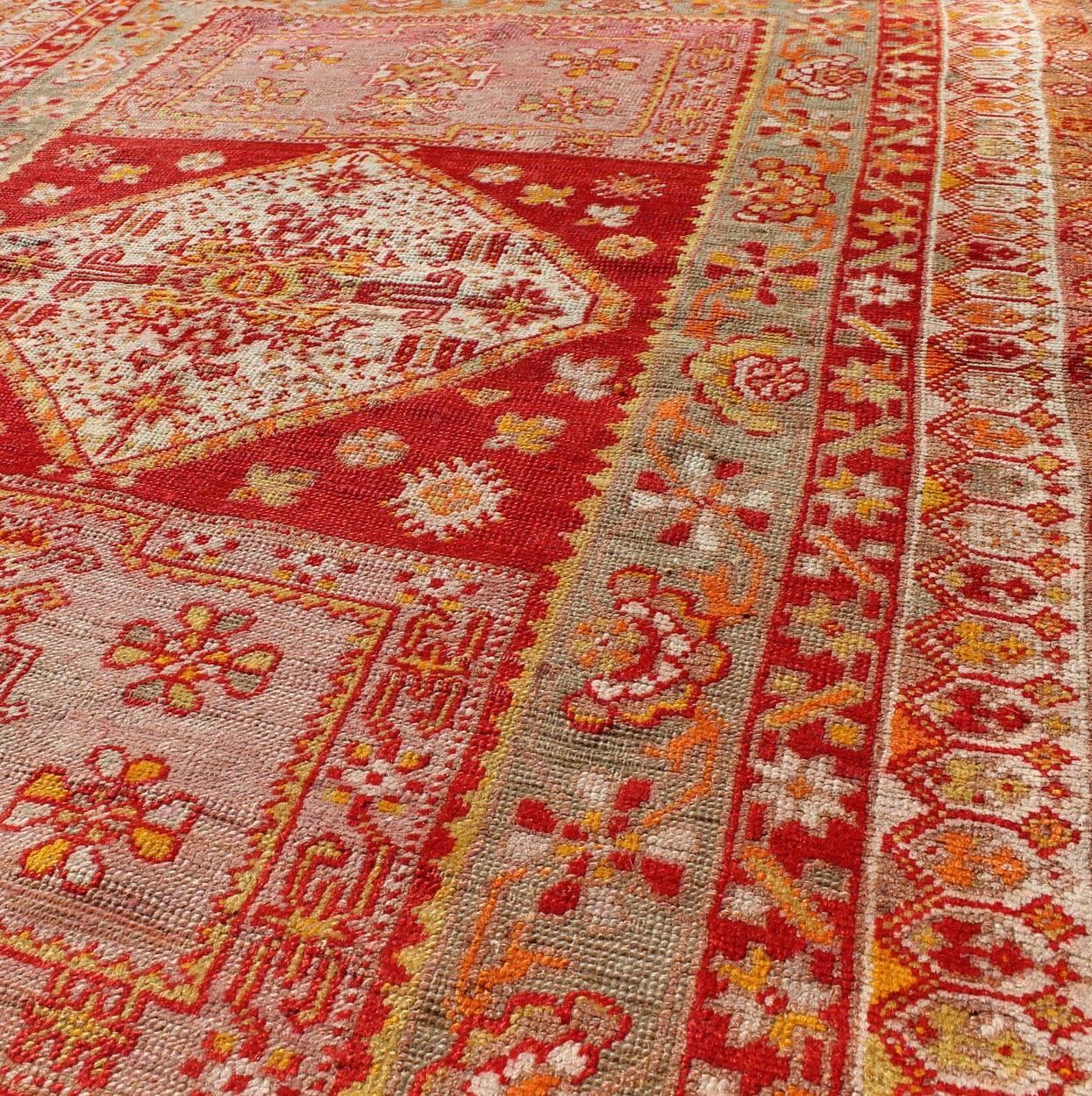 Tapis turc ancien d'Oushak aux motifs floraux et géométriques colorés Bon état - En vente à Atlanta, GA