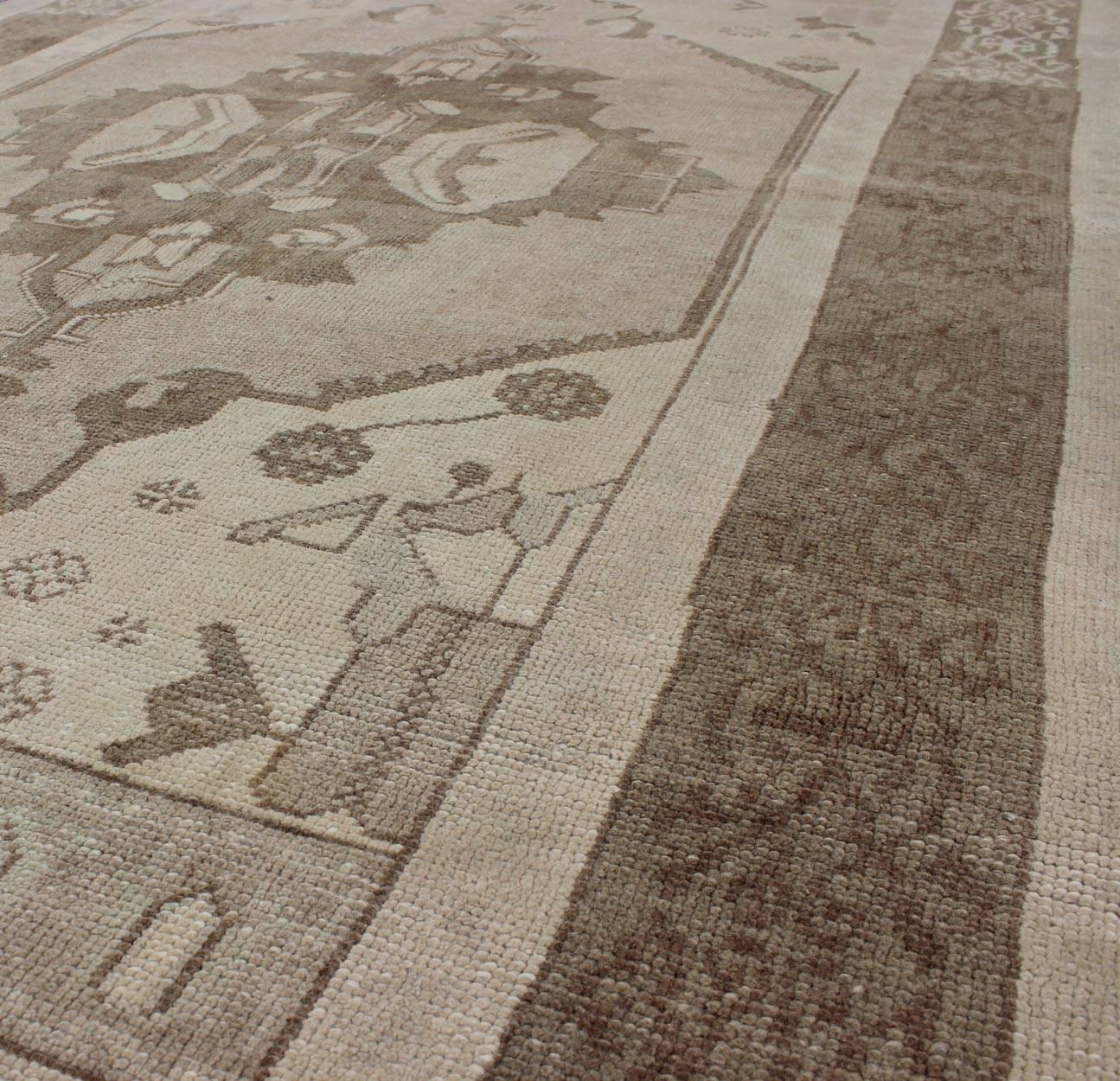 Türkischer Oushak-Teppich in Taupe, Braun und Erdfarben (20. Jahrhundert) im Angebot