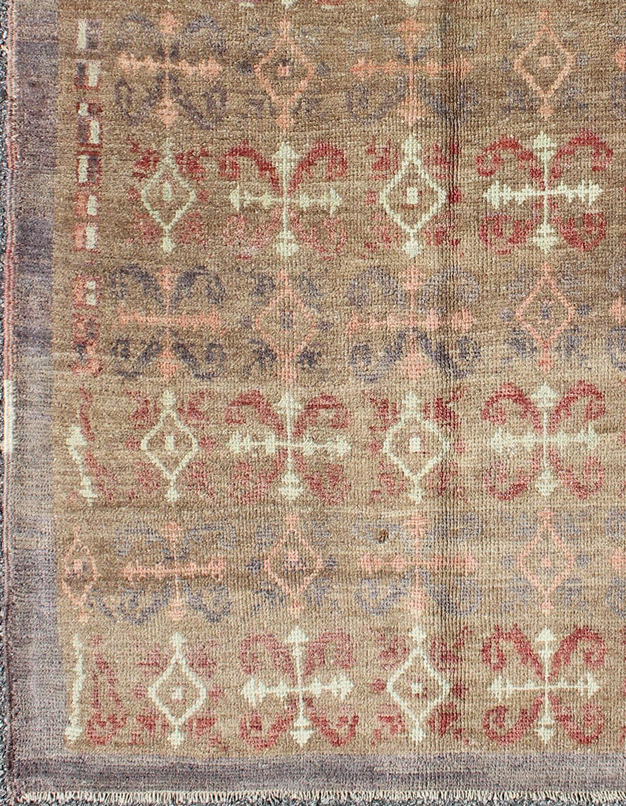 Türkischer Teppich mit All-Over-Muster auf helltaupefarbenem Feld
rug/en-601   herkunft/Türkei

Das Design dieses schönen türkischen Vintage-Teppichs aus der Mitte des 20. Jahrhunderts in der Türkei wird durch seine Gestaltung aufgewertet. Auf dem