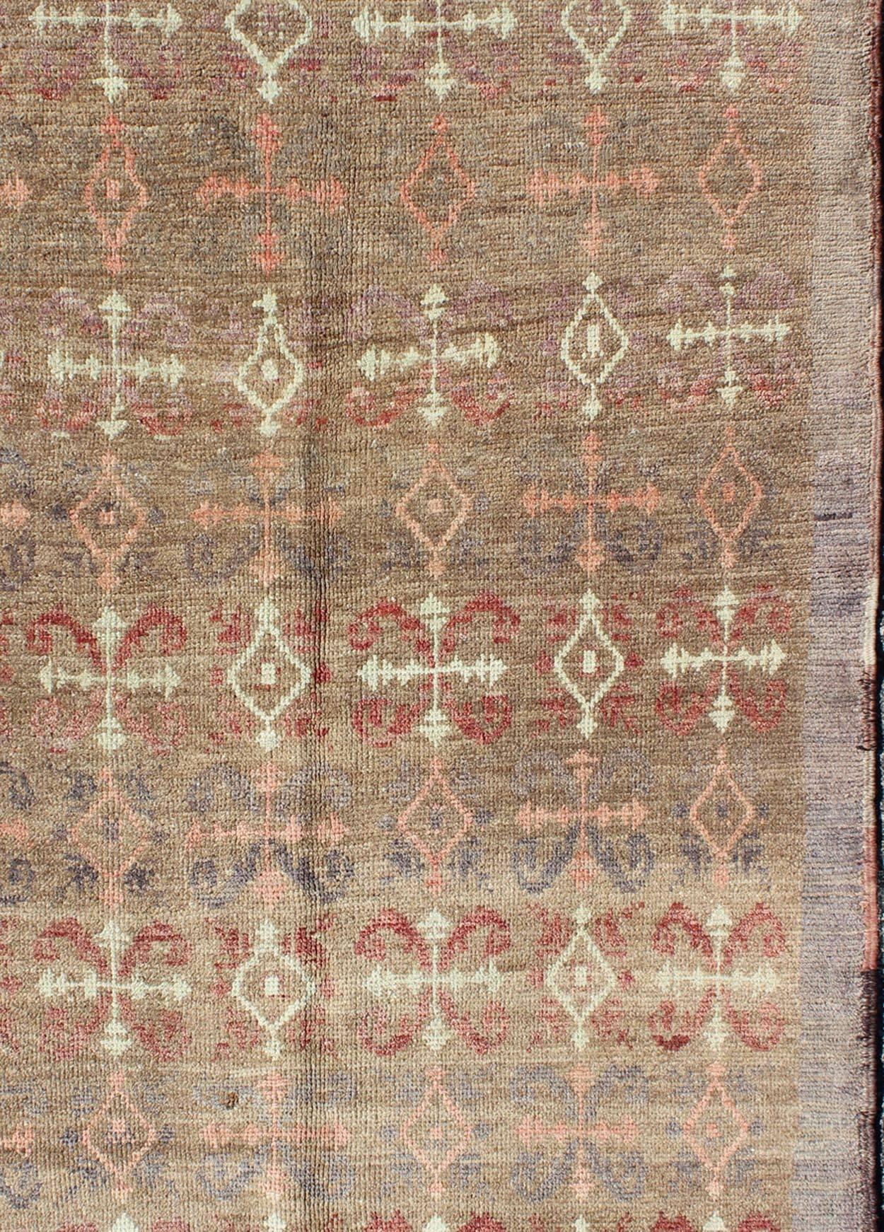 Türkischer Teppich im Vintage-Stil mit All-Over-Design auf hellgrauem Feld (Handgeknüpft) im Angebot