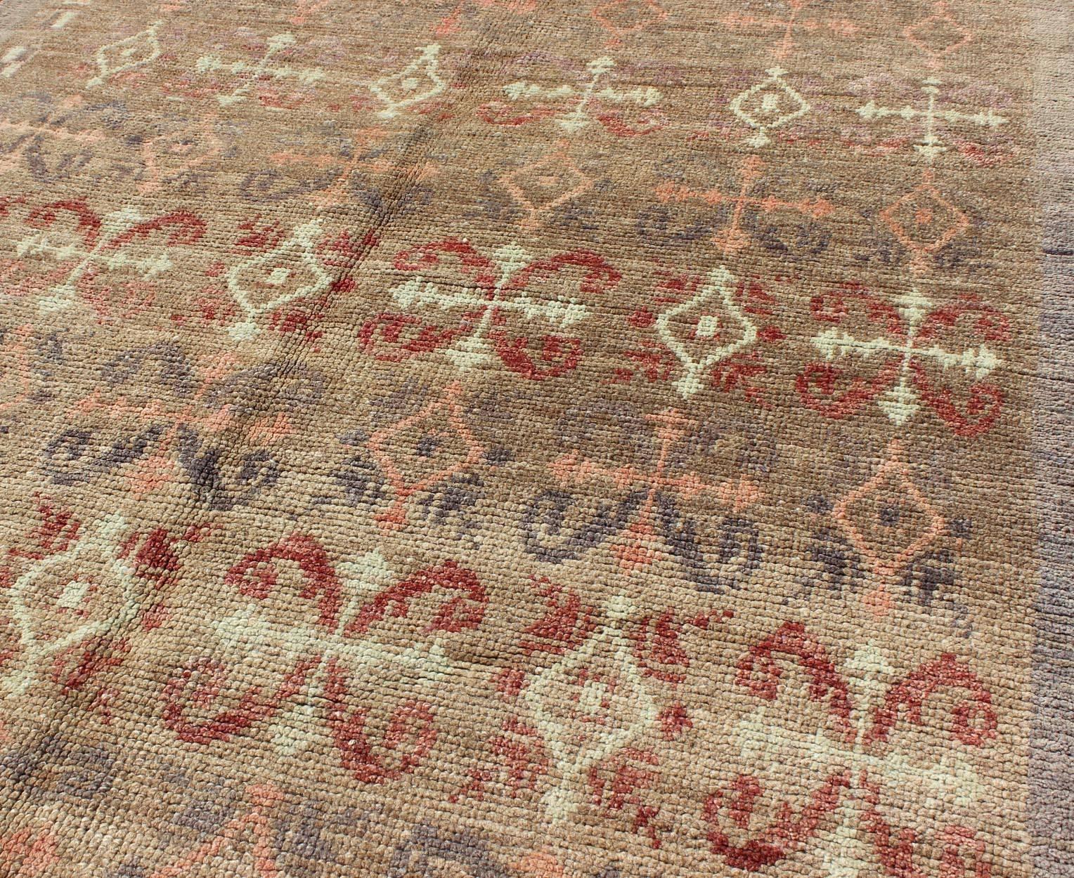Türkischer Teppich im Vintage-Stil mit All-Over-Design auf hellgrauem Feld im Zustand „Hervorragend“ im Angebot in Atlanta, GA