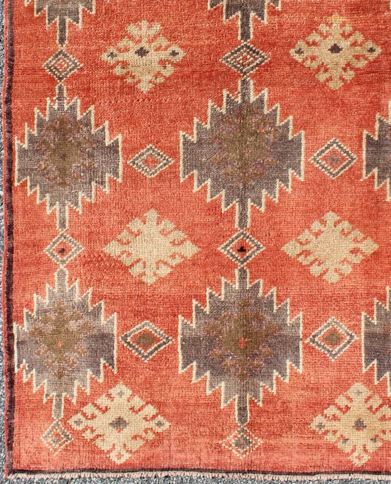 Turkish Oushak Tulu Rug with Geometric Medallions in Orange, Ivory, Gray and Brown

Measures: 3'2 x 5'6 

Vintage Tulu Rug with Geometric Medallions, Tulu, Turkish Tulu, Geometric Tulu, Moroccan rug, vintage Tulu, Antique Tulu, Keivan Woven Arts/