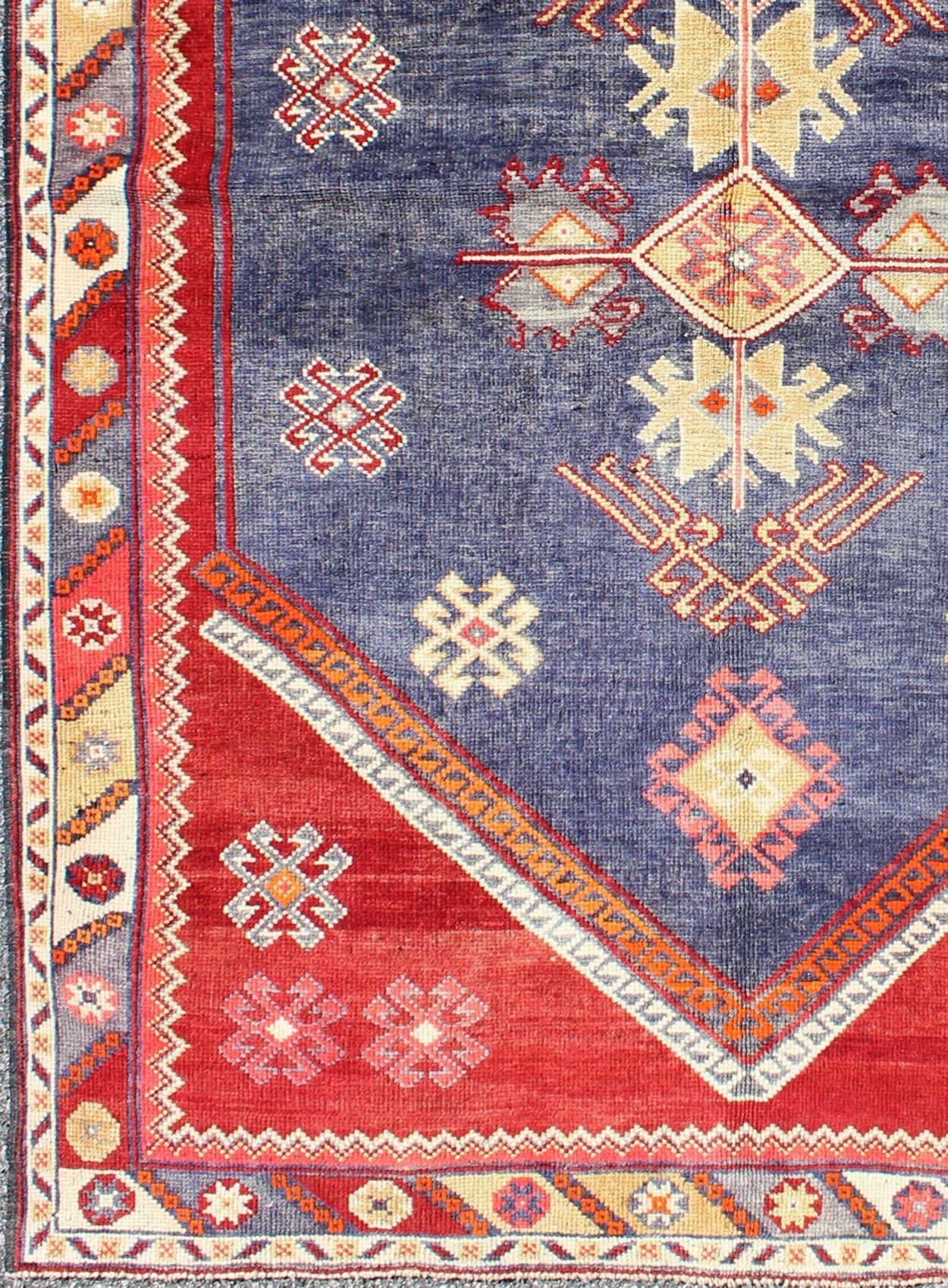 Türkischer Oushak-Teppich mit geometrischem Muster Vintage 
rug/osm-25  herkunft/Türkei 

Dieser alte Oushak-Teppich zeichnet sich durch ein kompliziertes und schönes Muster aus. Das zentrale Medaillon wird durch eine symmetrische Reihe von