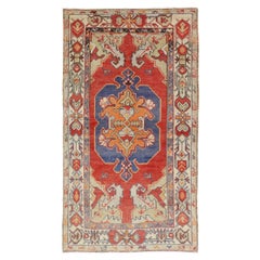 Tappeto Oushak turco d'epoca con rosso intenso, blu indaco, oro zafferano e avorio