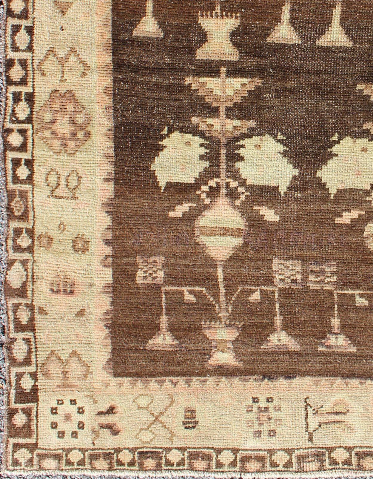Medidas: 3.2 x 4.5.
Alfombra turca Oushak con diseño tribal Keivan Woven Arts / Alfombra EN-337    país de origen / tipo: Turquía / Oushak, circa 1920.Alfombra turca vintage de Oushak con diseño tribal sobre fondo marrón 3'2 