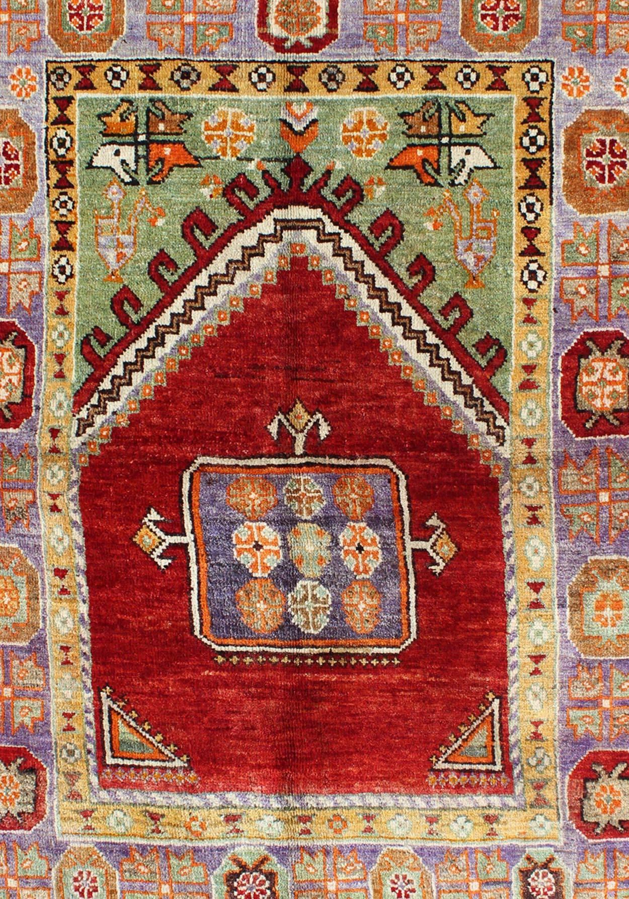 Antiker türkischer Teppich im Gebetsdesign aus den 1930er Jahren mit buntem geometrischem Muster (Oushak) im Angebot