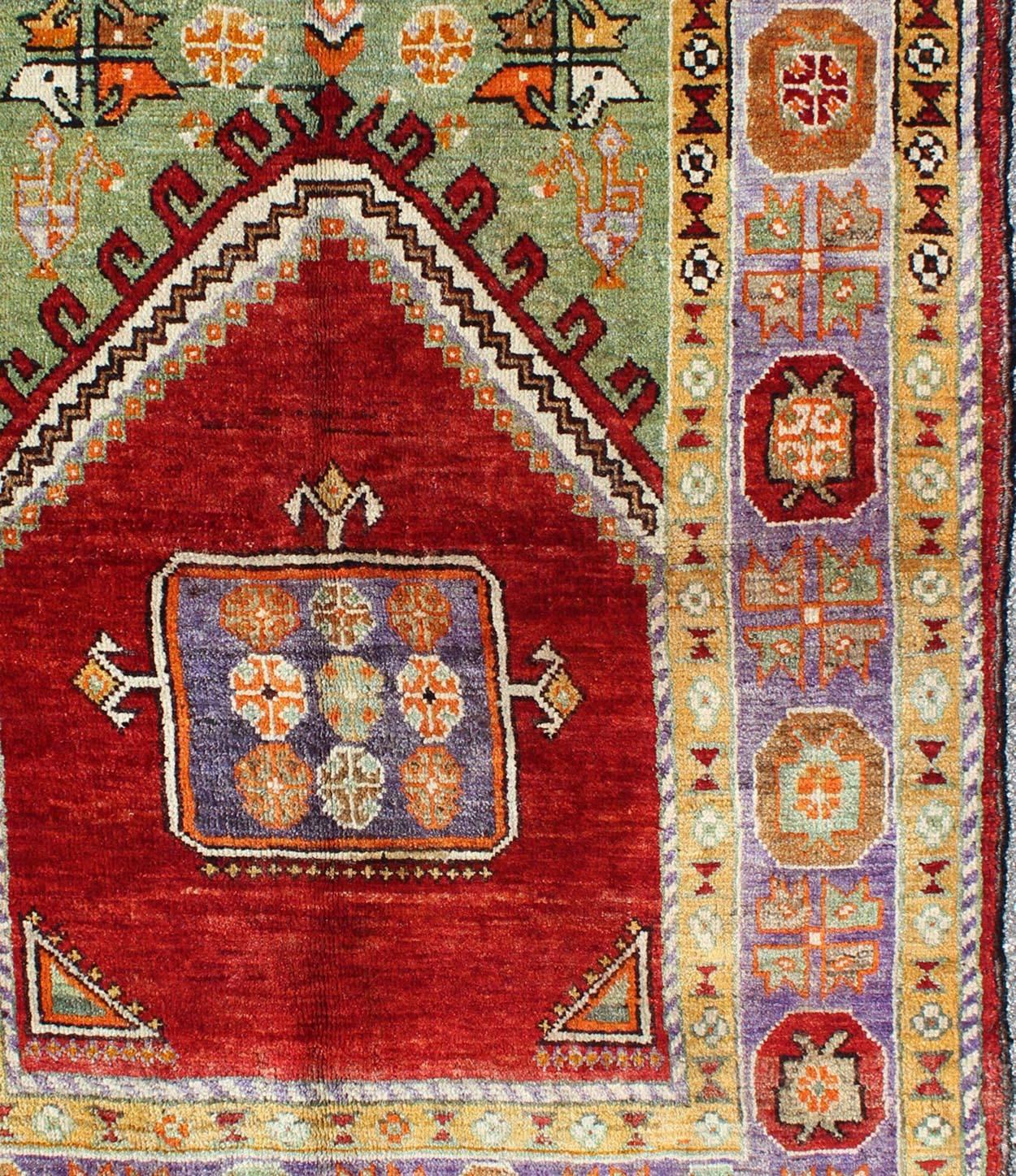 Antiker türkischer Teppich im Gebetsdesign aus den 1930er Jahren mit buntem geometrischem Muster (Türkisch) im Angebot