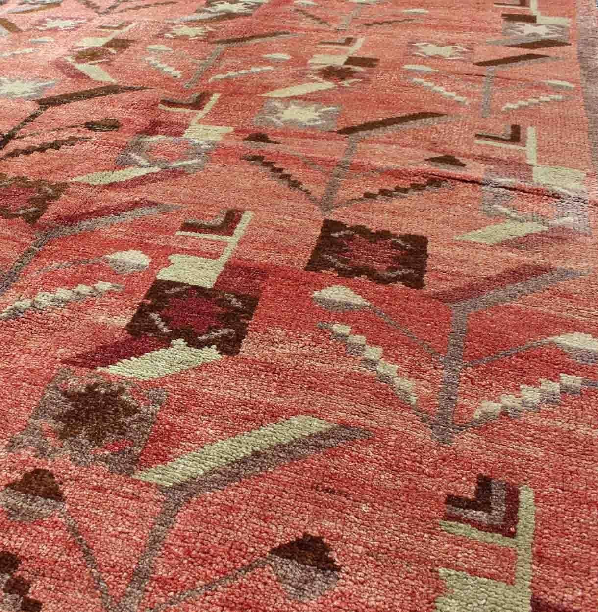Türkischer Oushak-Vintage-Teppich mit Stammesfiguren auf weichem rot-rosa Hintergrund im Zustand „Hervorragend“ im Angebot in Atlanta, GA