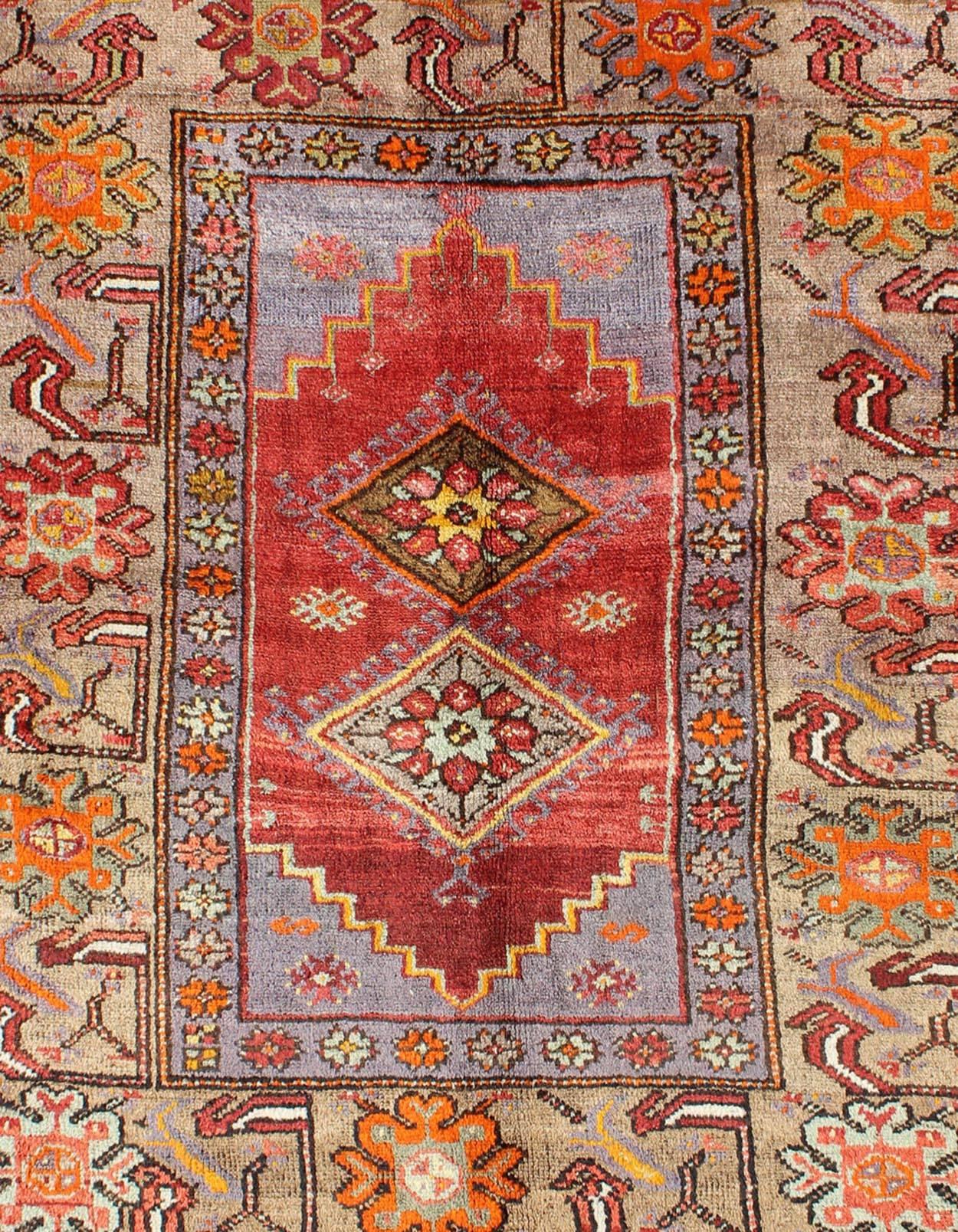 Buntfarbener antiker Oushak Quadratischer Teppich mit geometrischen Medaillons und Blumenbordüre (Türkisch) im Angebot