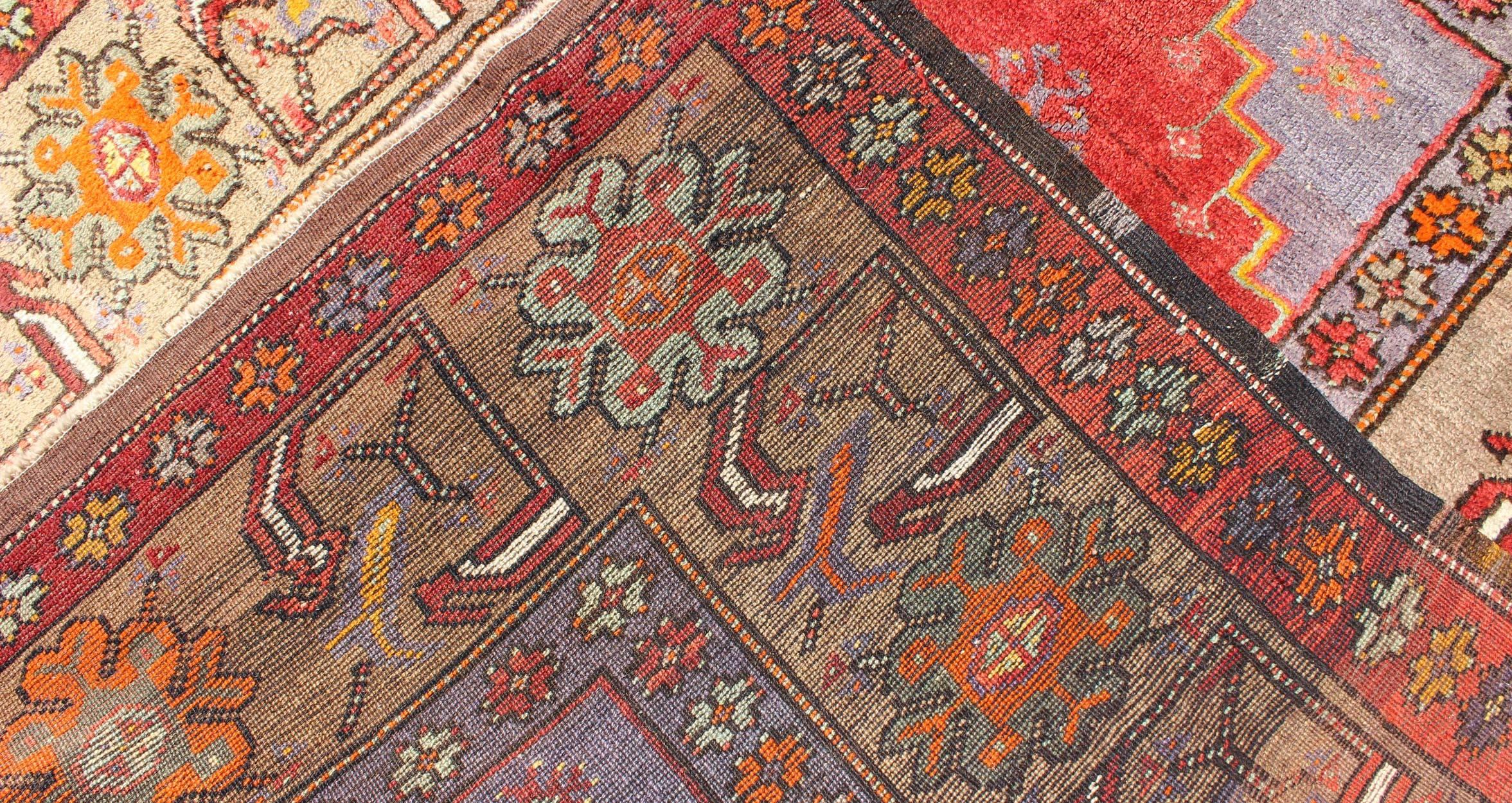 Buntfarbener antiker Oushak Quadratischer Teppich mit geometrischen Medaillons und Blumenbordüre (Mitte des 20. Jahrhunderts) im Angebot