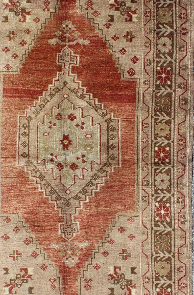 Vintage Oushak Rug from Turkey with Geometric Motifs in Red, Green and