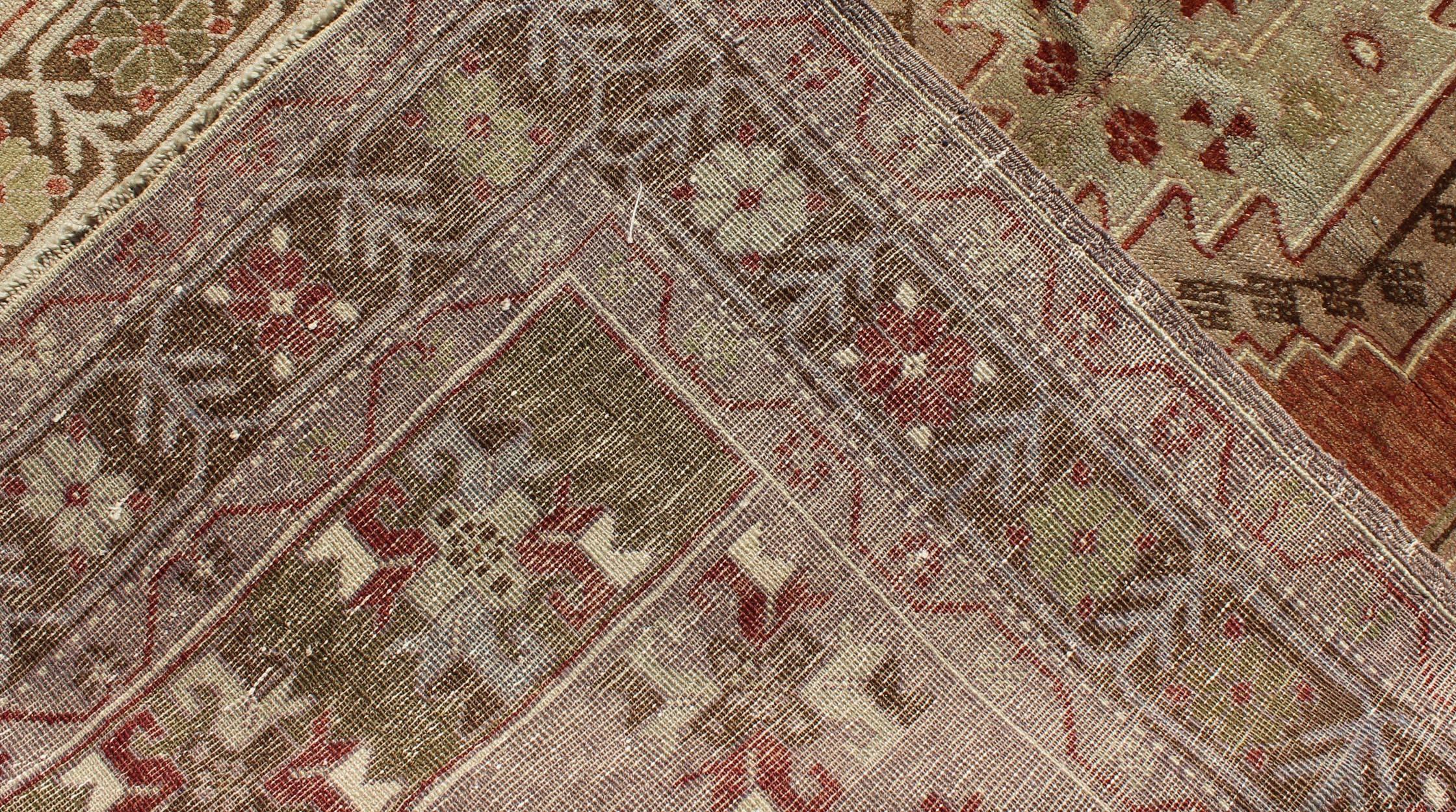 Oushak-Teppich mit geometrischen Motiven aus Terrakotta in Grün und Hellbraun (20. Jahrhundert) im Angebot