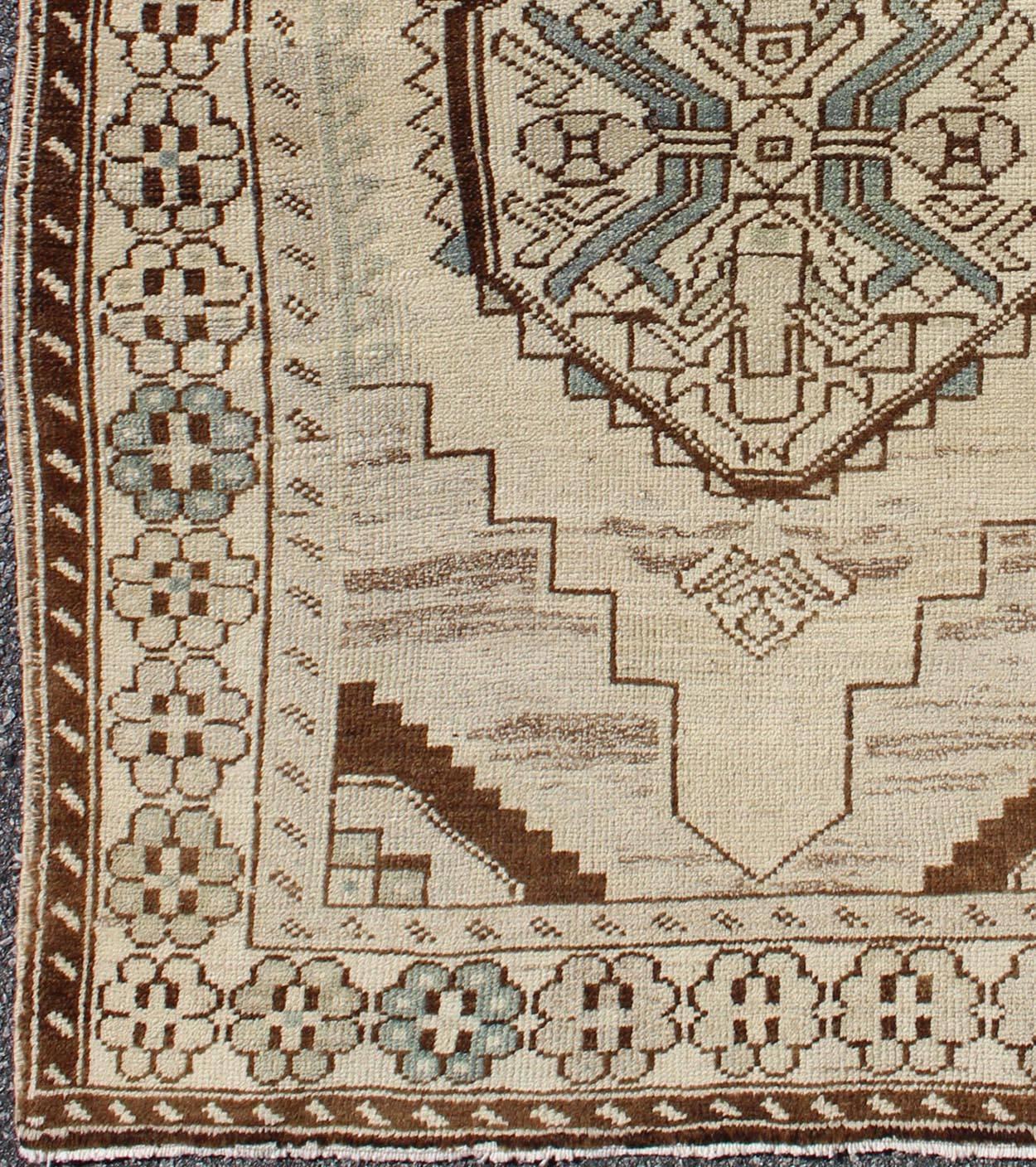 Maße: 3'3'' x 4'5''.
Dieser Oushak-Teppich im Vintage-Stil zeichnet sich durch ein wunderschönes, kompliziertes Muster aus. Das zentrale Medaillon wird durch ein wunderschönes, symmetrisches Set aus stilisierten geometrisch-stammesartigen Motiven