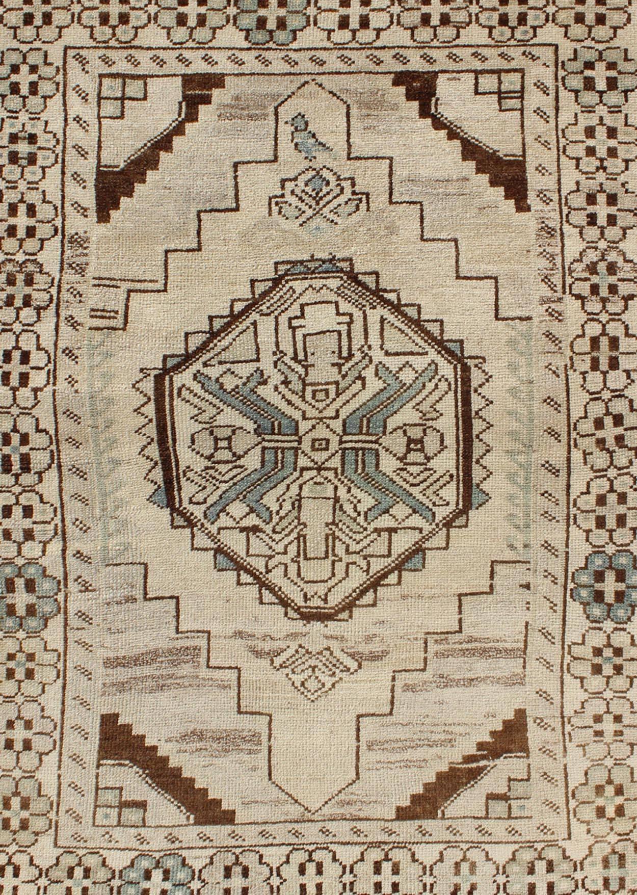 Vintage Oushak-Teppich aus der Türkei mit geometrischem Medaillon in Creme und Blau (Türkisch) im Angebot