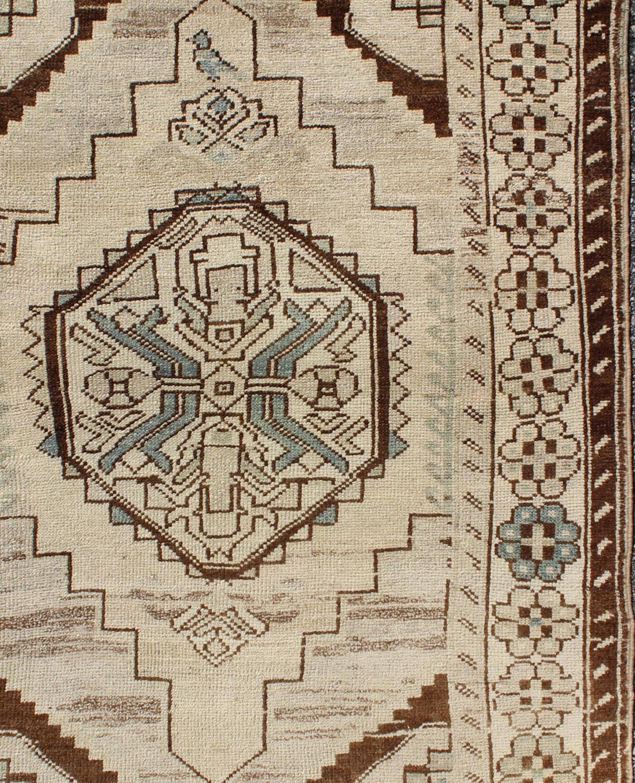 Vintage Oushak-Teppich aus der Türkei mit geometrischem Medaillon in Creme und Blau (Handgeknüpft) im Angebot