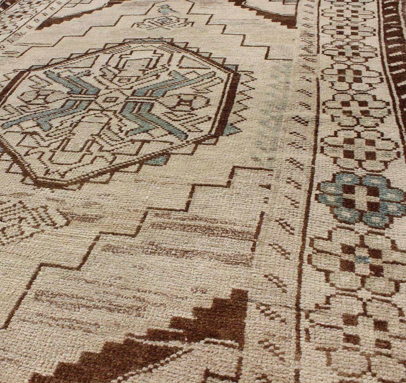 Vintage Oushak-Teppich aus der Türkei mit geometrischem Medaillon in Creme und Blau im Zustand „Hervorragend“ im Angebot in Atlanta, GA