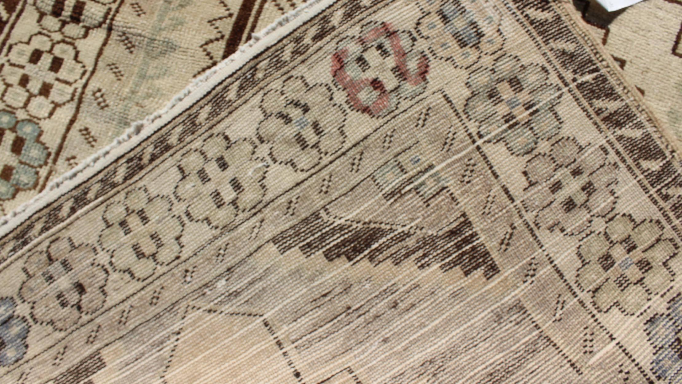 Vintage Oushak-Teppich aus der Türkei mit geometrischem Medaillon in Creme und Blau (20. Jahrhundert) im Angebot