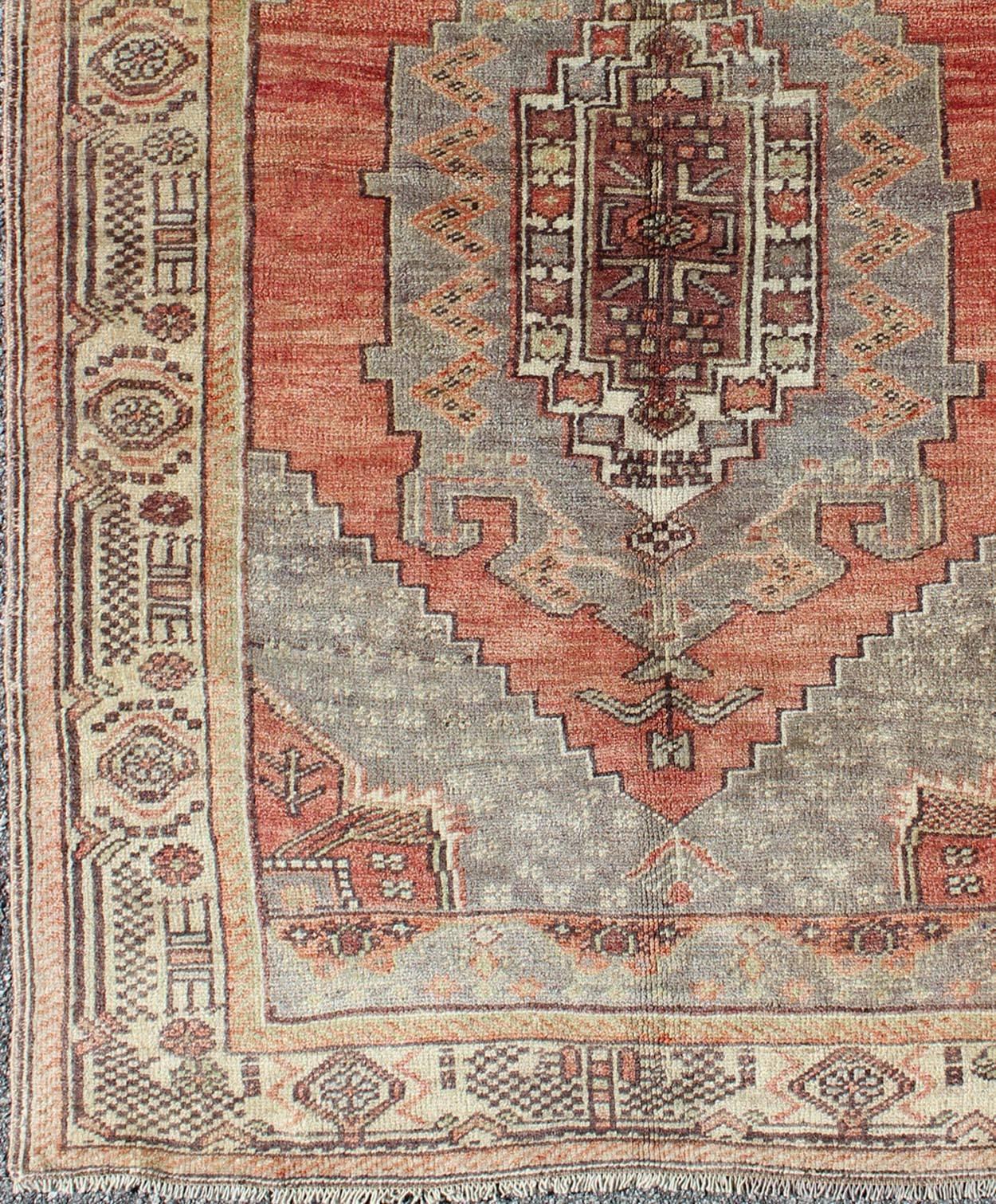 Vieux tapis turc Oushak à motifs géométriques et tribaux tapis/fr-140179   origine/turquie

Ce tapis Oushak vintage présente un beau design complexe. Le médaillon central est complété par un ensemble symétrique de motifs géométriques-tribaux