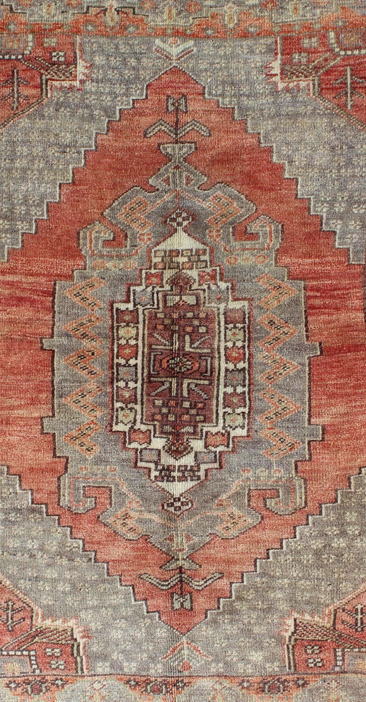 Turc Tapis turc Oushak vintage à motifs géométriques et tribaux rouge-orange et gris en vente