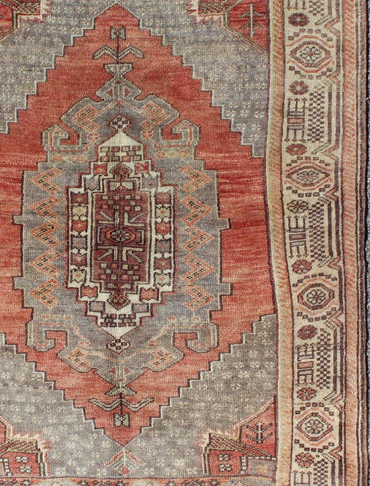 Noué à la main Tapis turc Oushak vintage à motifs géométriques et tribaux rouge-orange et gris en vente