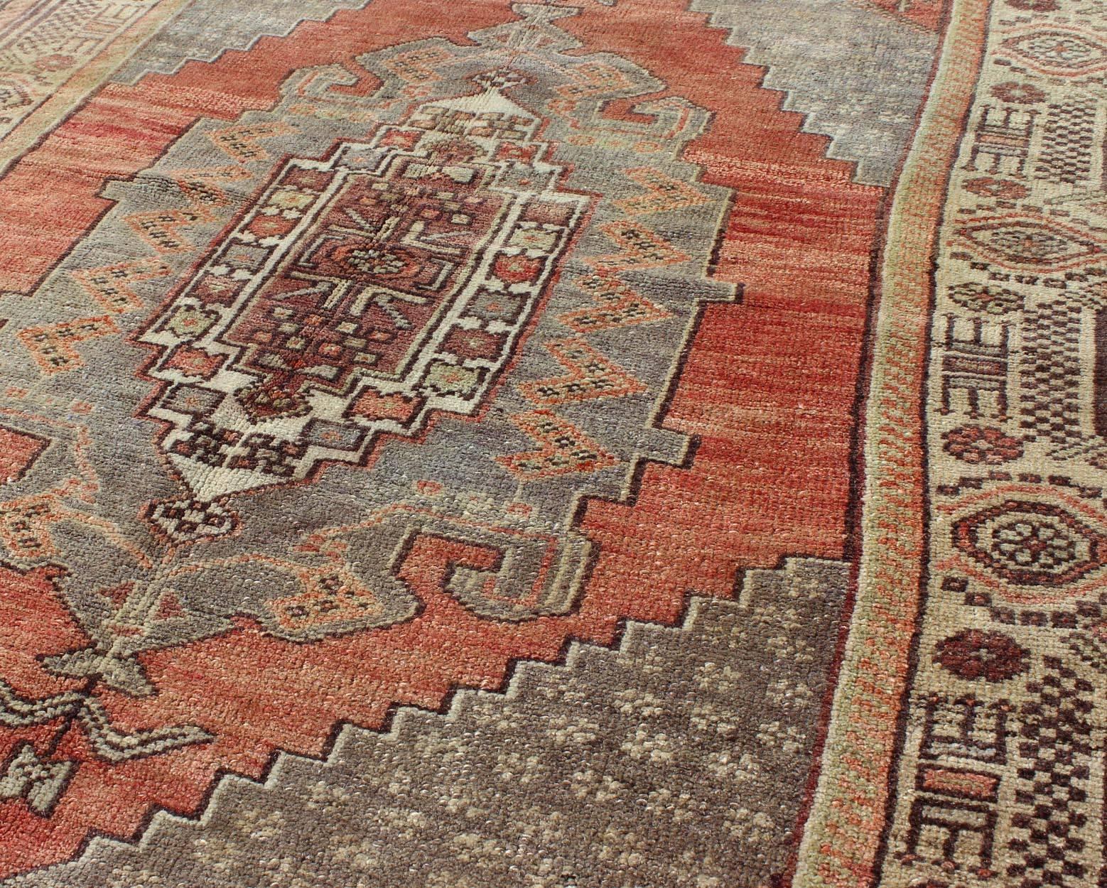 Tapis turc Oushak vintage à motifs géométriques et tribaux rouge-orange et gris Excellent état - En vente à Atlanta, GA