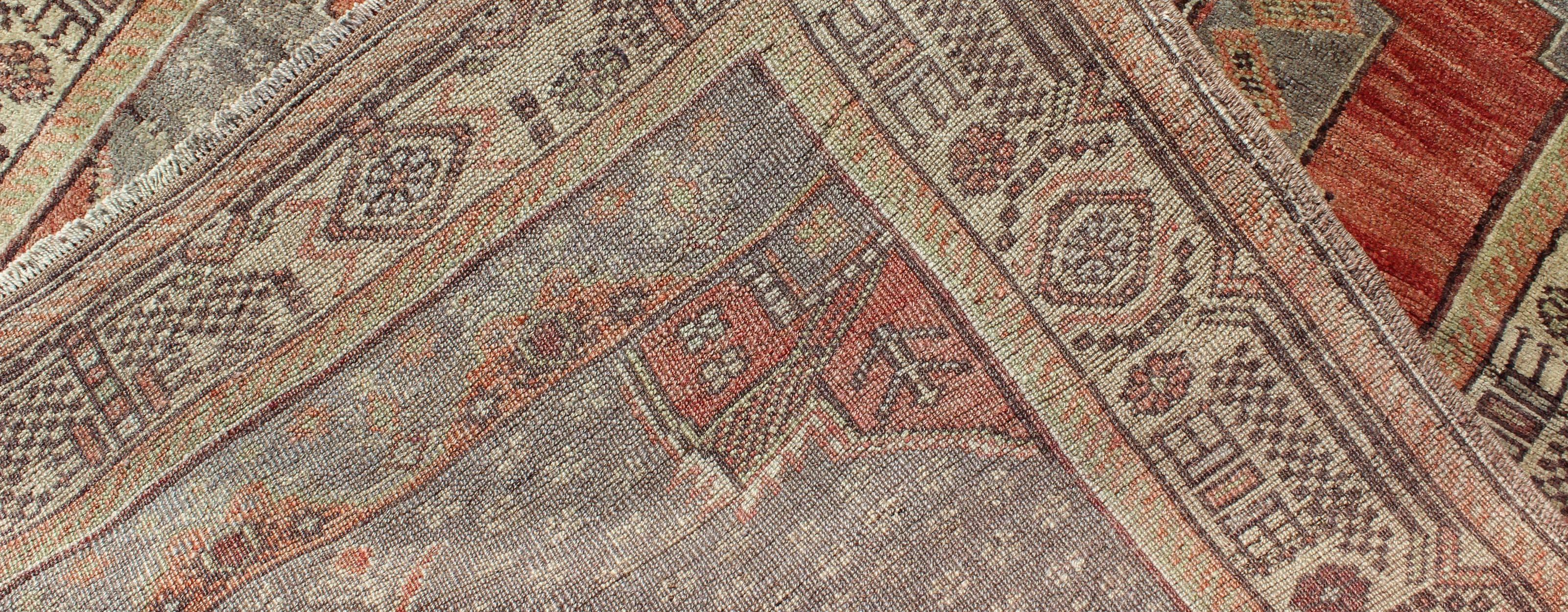 20ième siècle Tapis turc Oushak vintage à motifs géométriques et tribaux rouge-orange et gris en vente